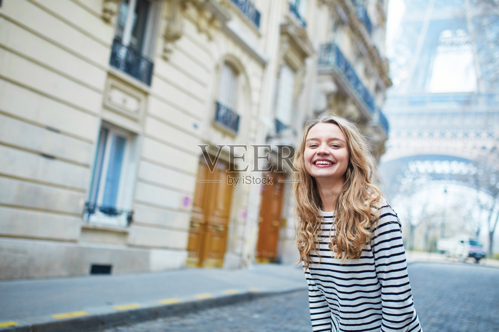 在巴黎埃菲尔铁塔附近的户外女孩照片摄影图片