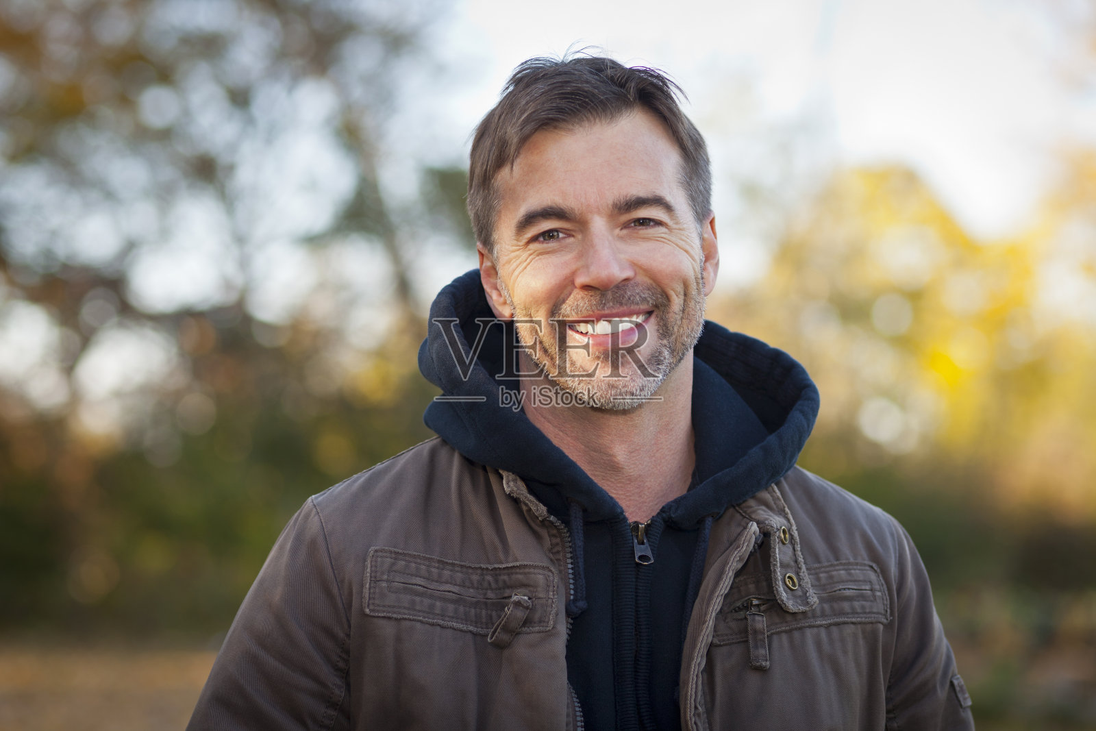 一个对着镜头微笑的成熟男人的肖像照片摄影图片