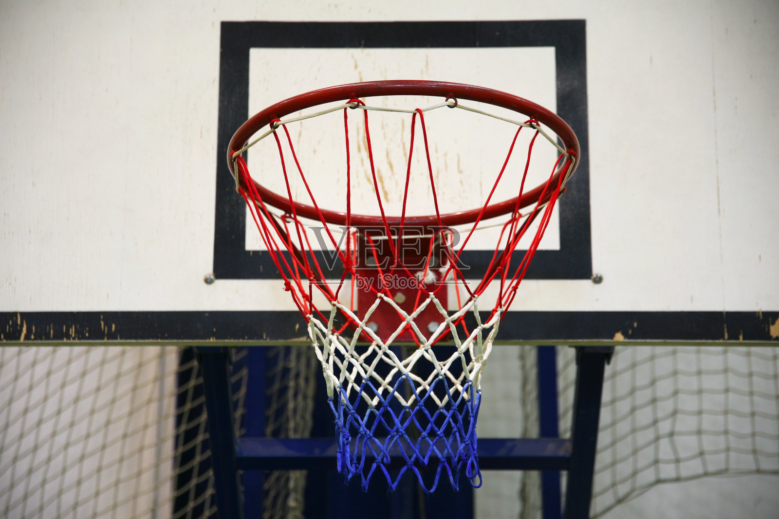 高中体育馆的篮球框照片摄影图片