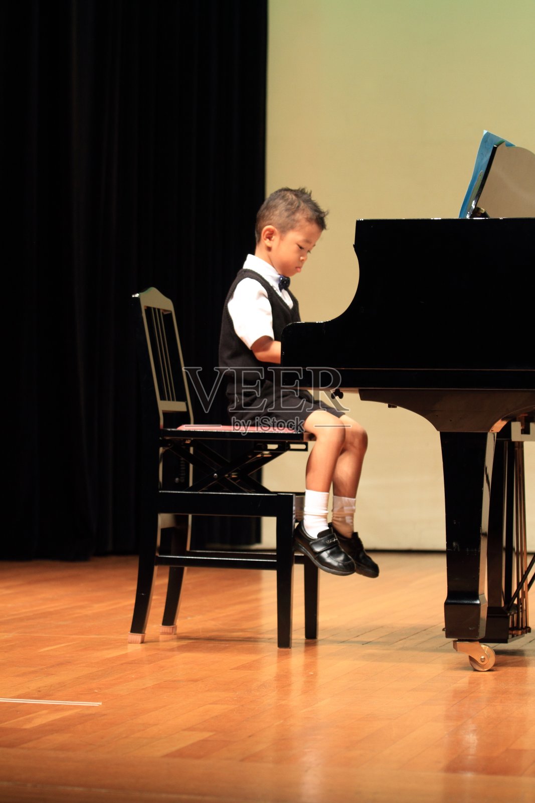 日本男孩弹钢琴照片摄影图片