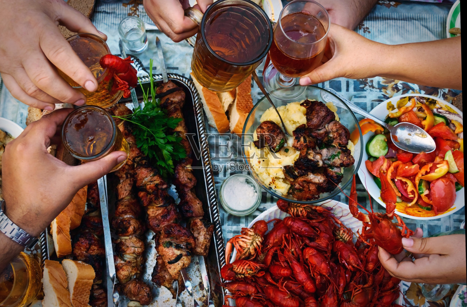 啤酒，烤肉串和小龙虾盛宴。照片摄影图片