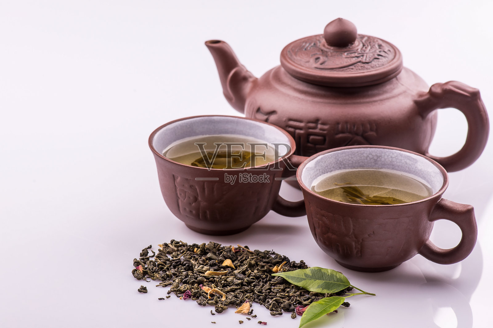 茶杯绿茶，竹席茶壶，白底照片摄影图片
