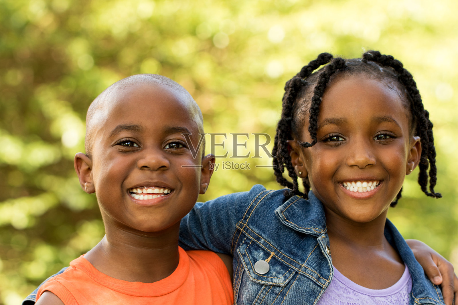 非洲裔美国孩子在微笑。照片摄影图片