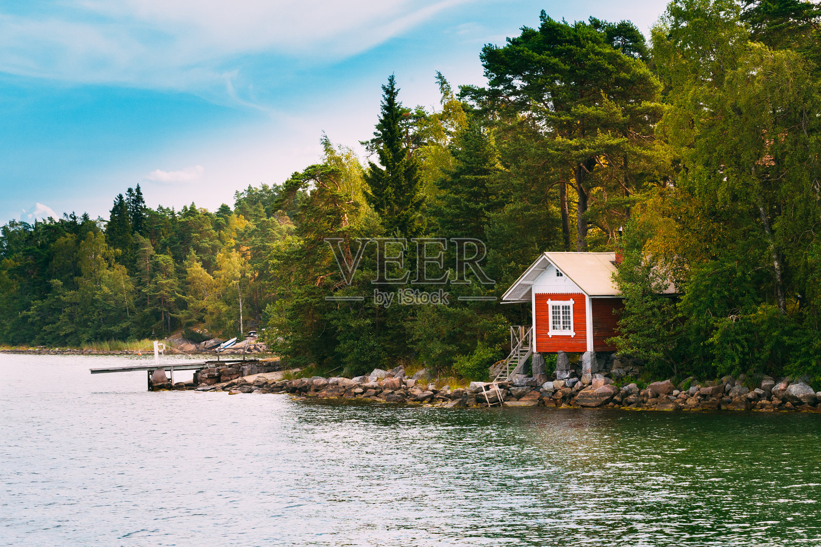 红色小芬兰木桑拿木屋岛秋季照片摄影图片