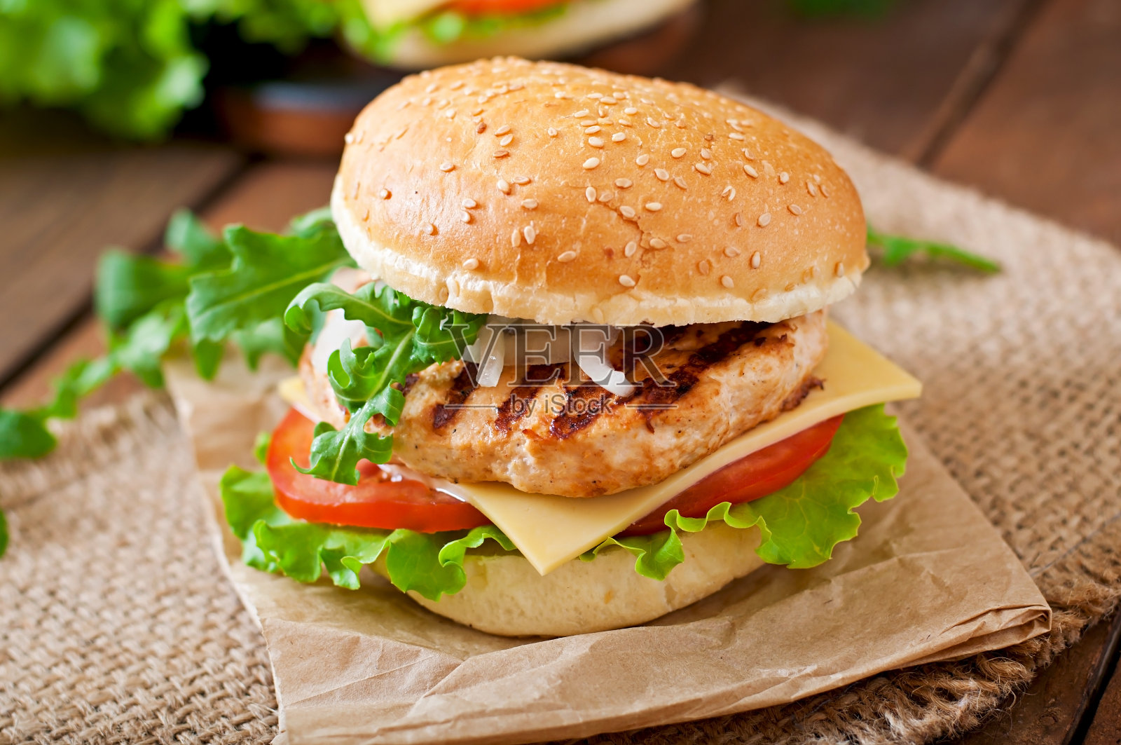 三明治配鸡肉汉堡，西红柿，奶酪和生菜照片摄影图片