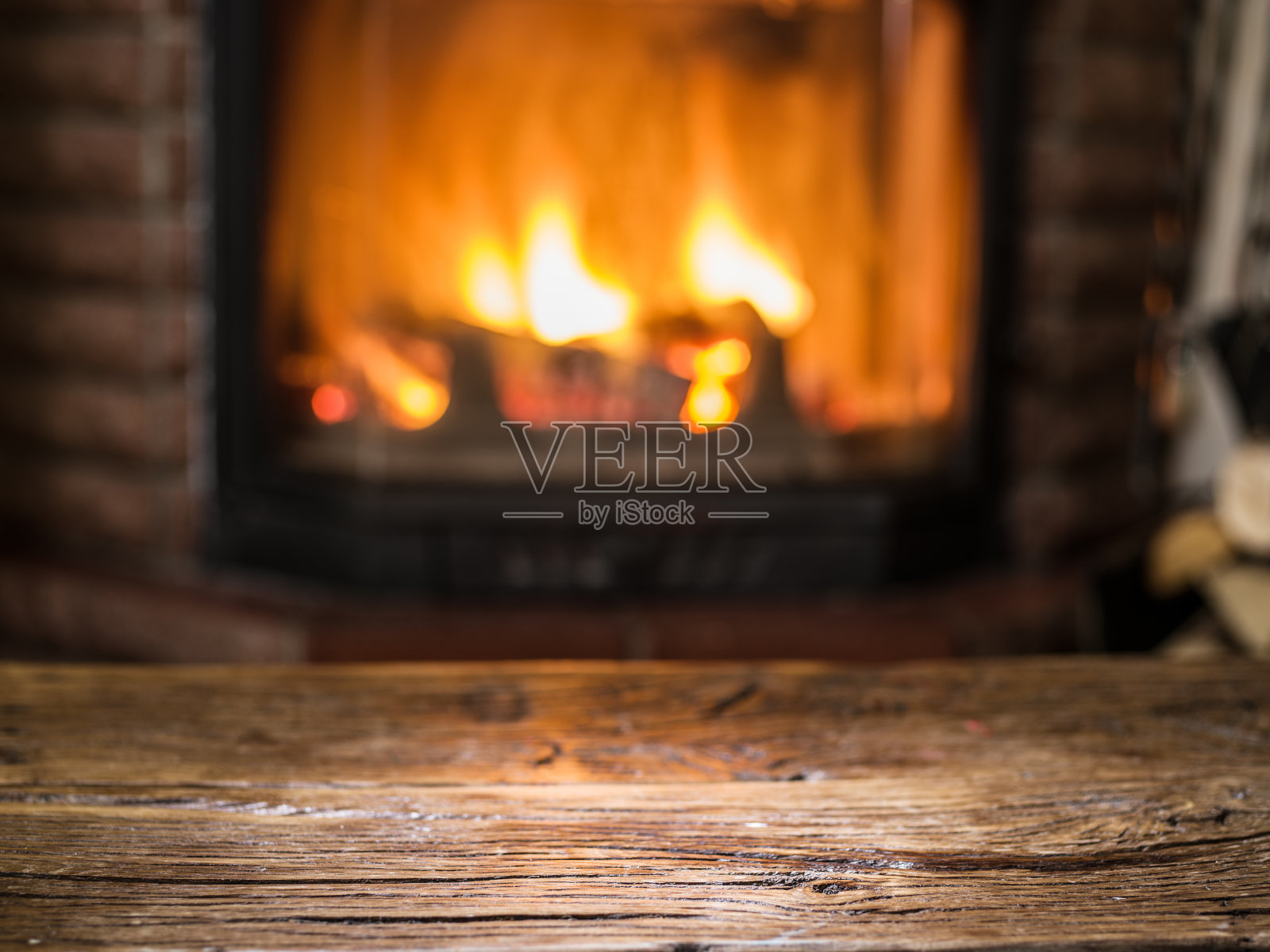 旧木桌和温暖的壁炉。照片摄影图片