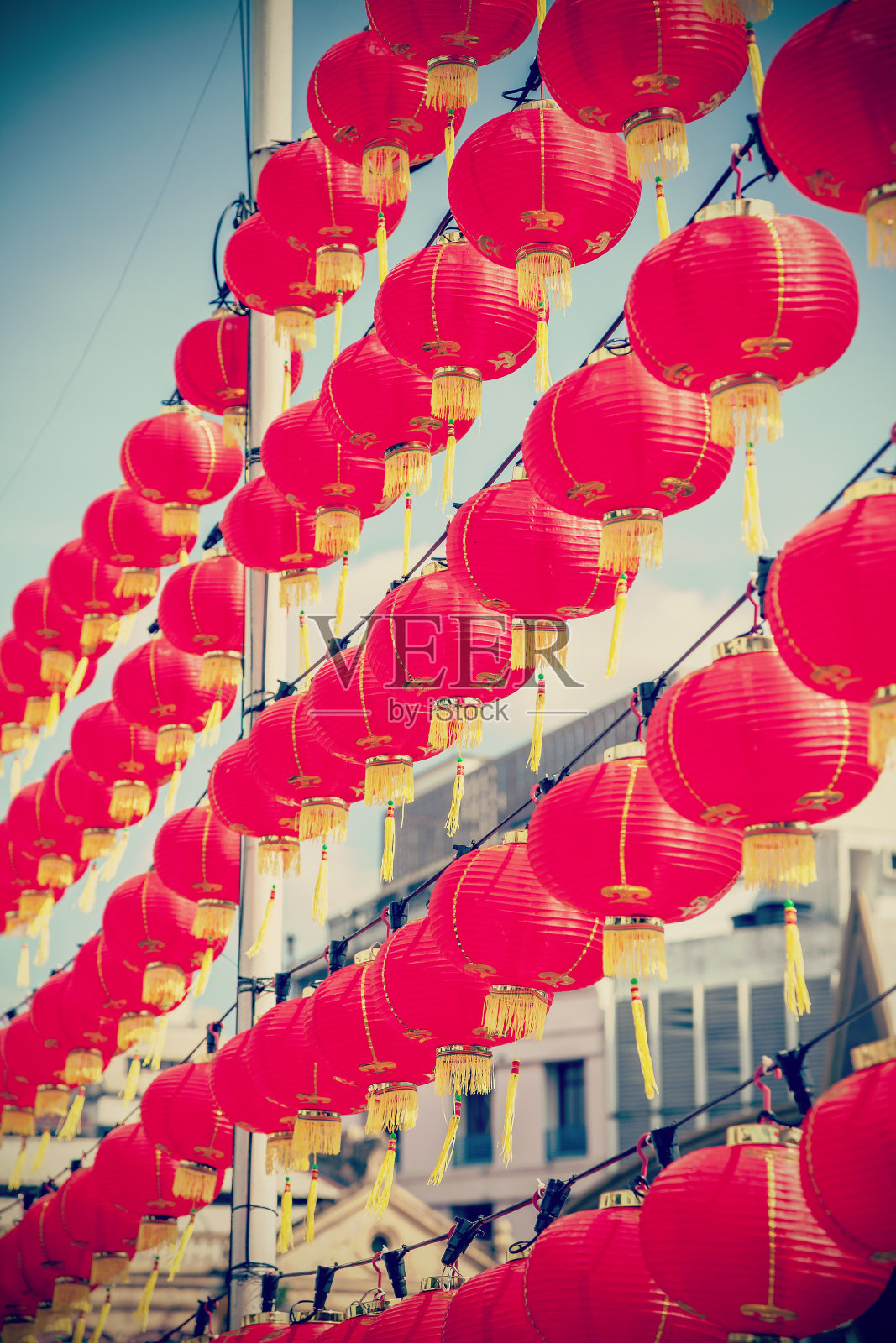 蓝天映衬下的复古中国红纸灯笼。照片摄影图片