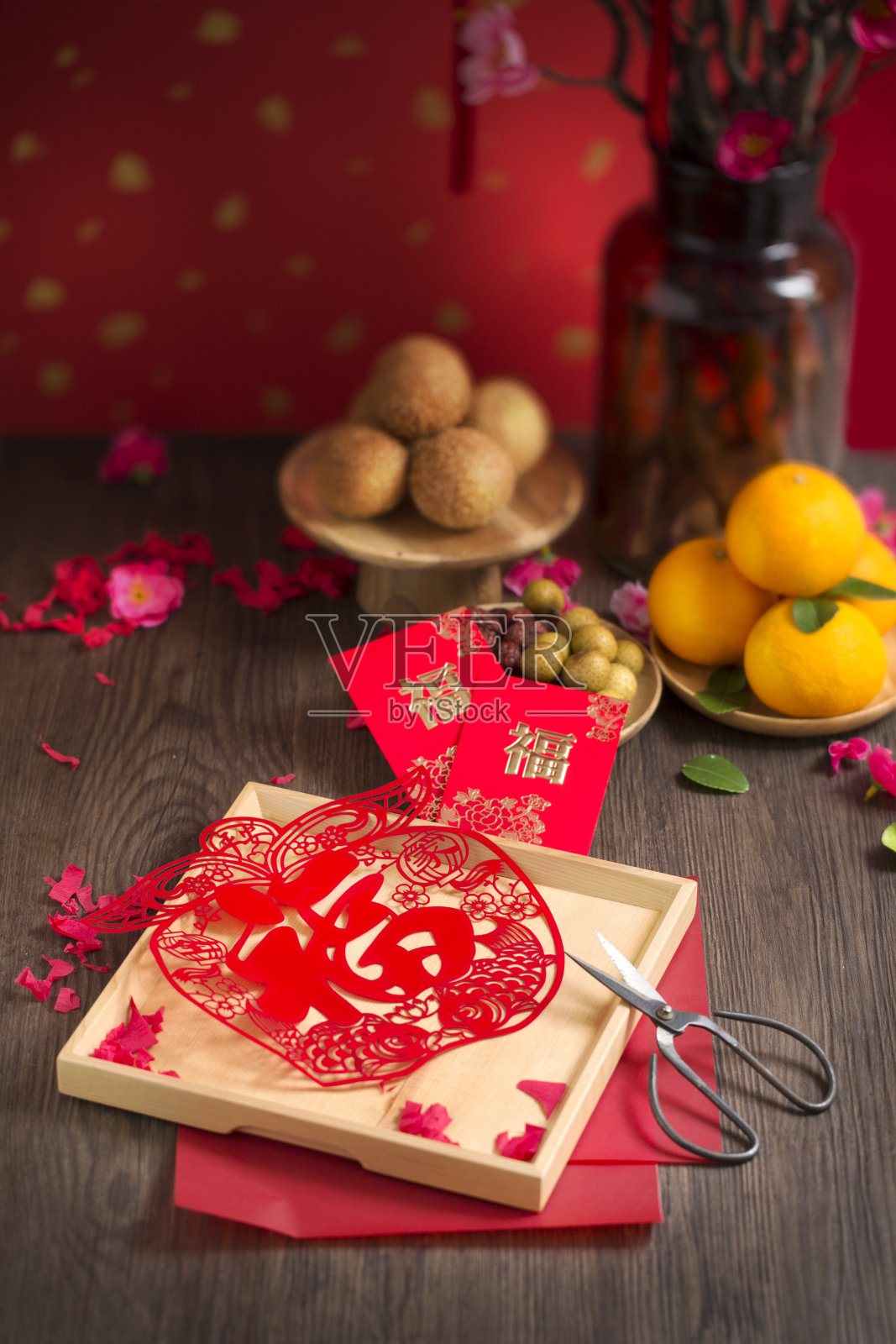 中国新年装饰桌子顶部拍摄。照片摄影图片