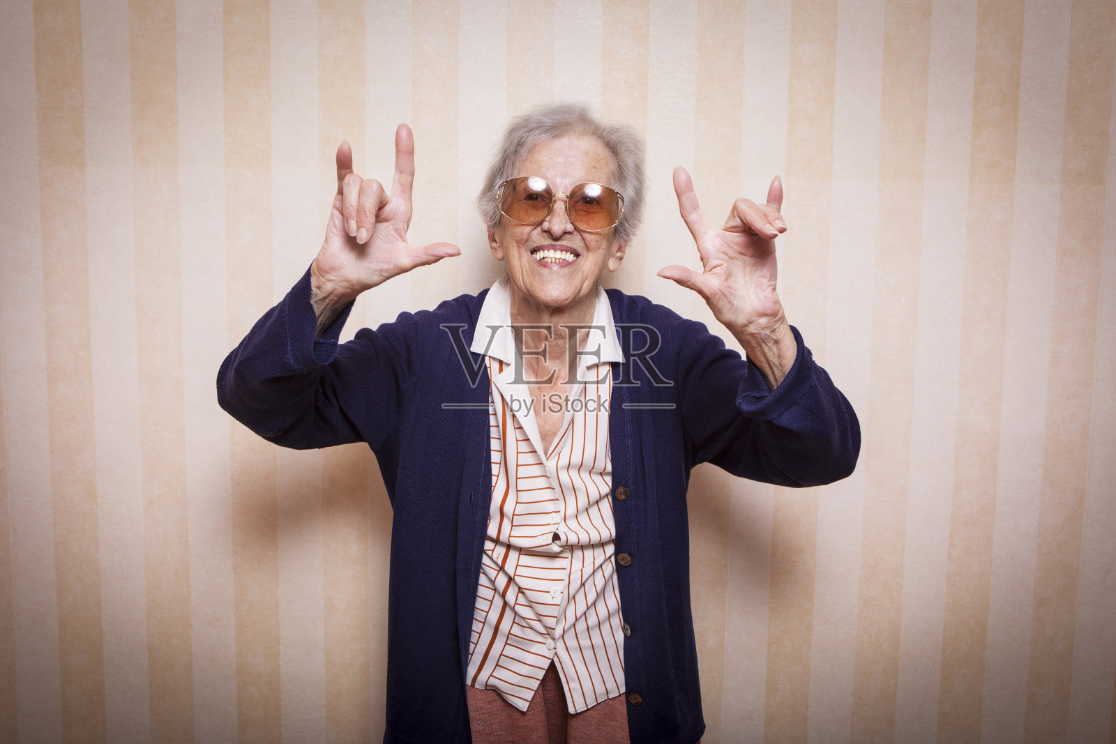 很酷的老女人做摇滚的标志照片摄影图片