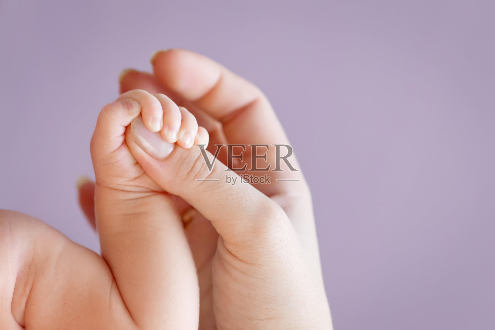 新生儿的手握在母亲的手里。妈妈和孩子。照片摄影图片