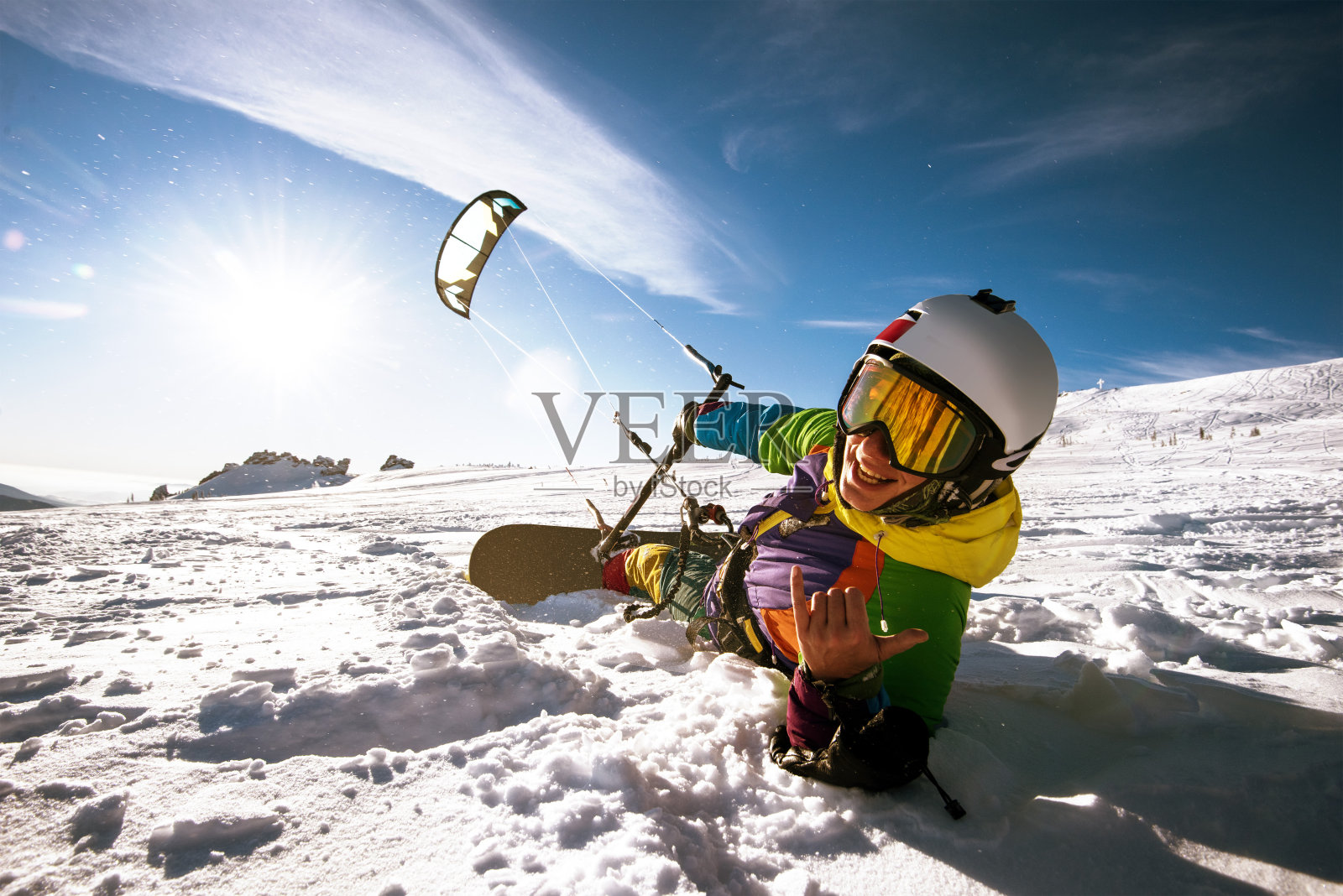 滑雪板跳伞蓝天背景下的山脉降雪照片摄影图片