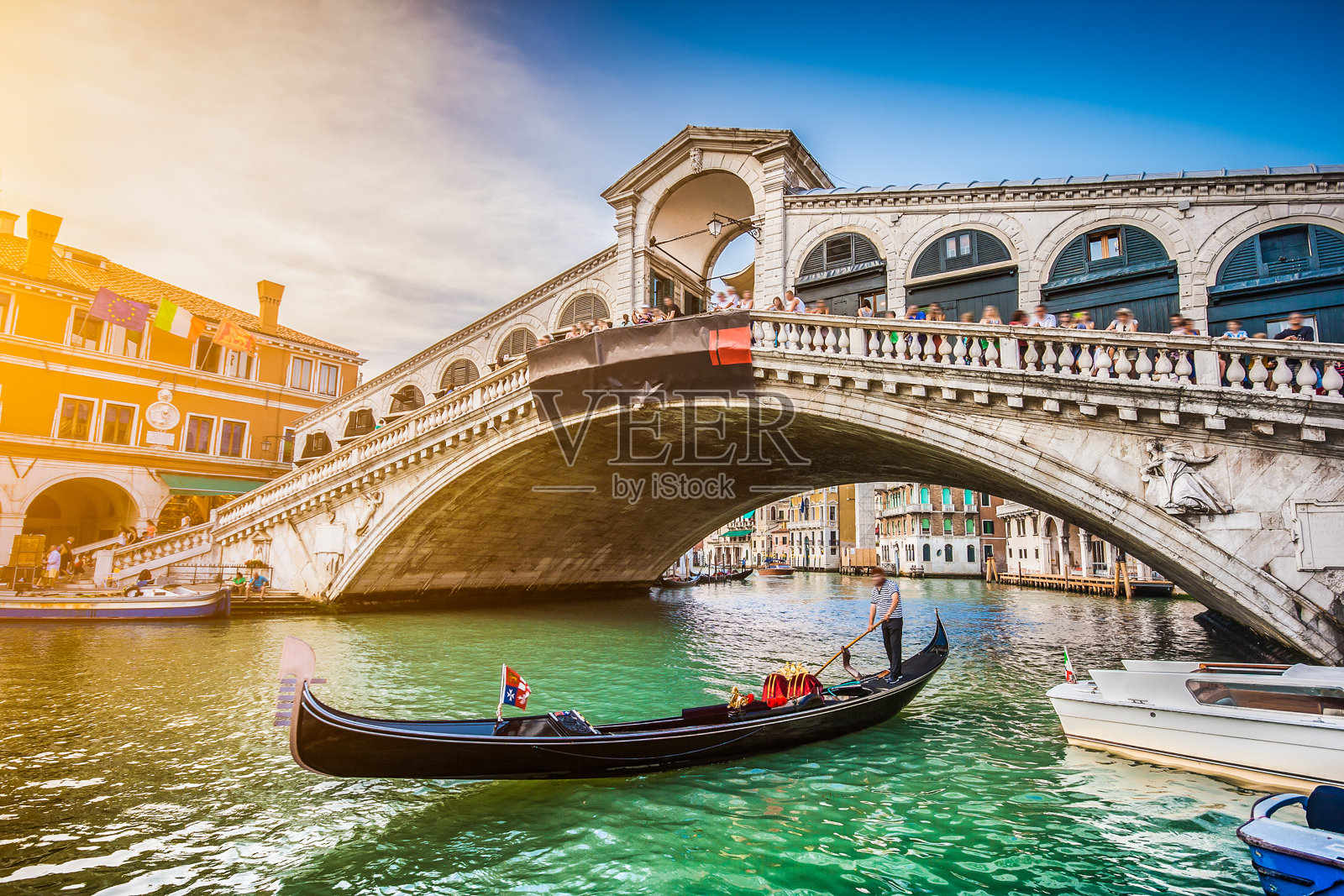 威尼斯，格兰德运河上的贡多拉和里亚托桥照片摄影图片