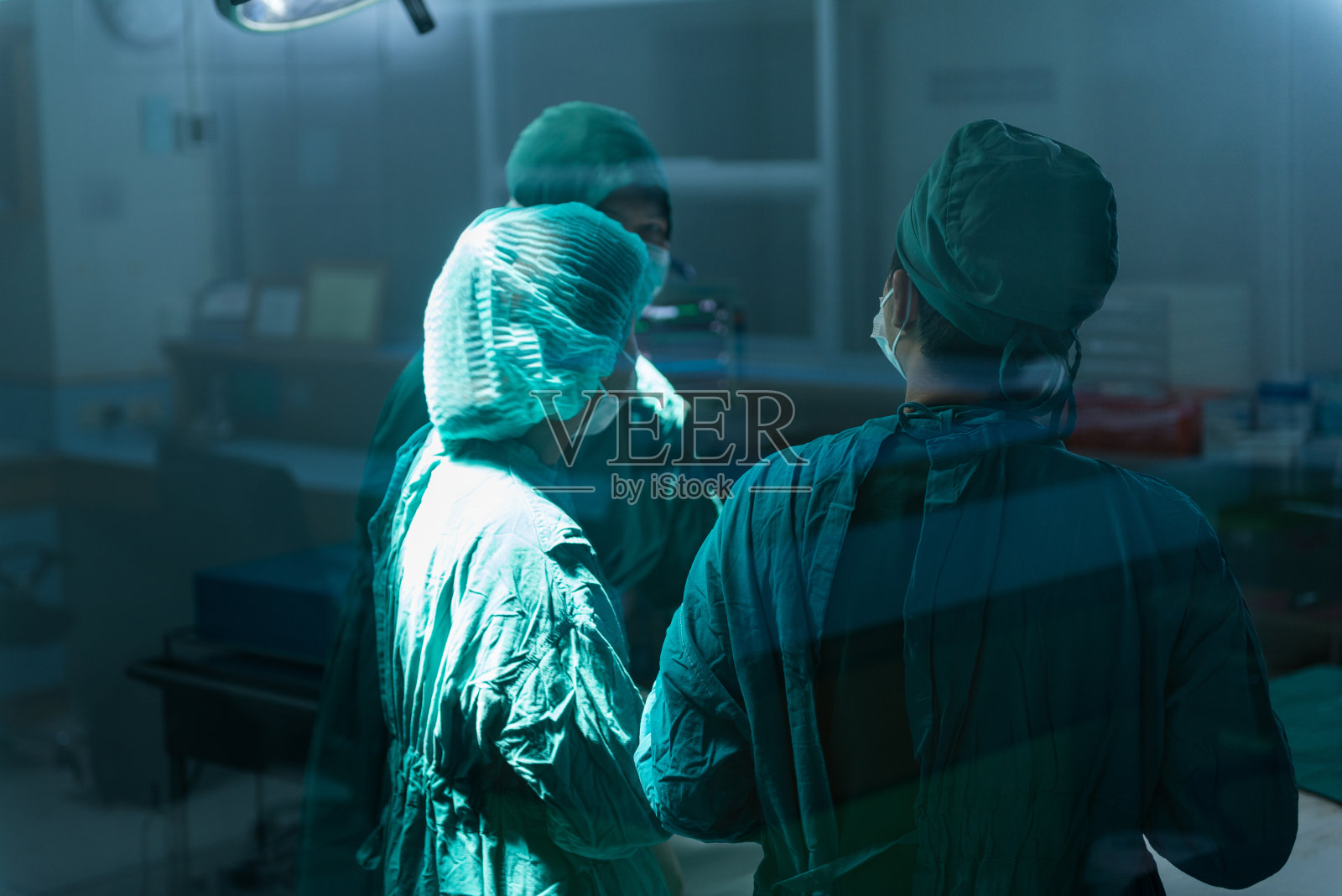 手术团队在手术室互相交谈照片摄影图片