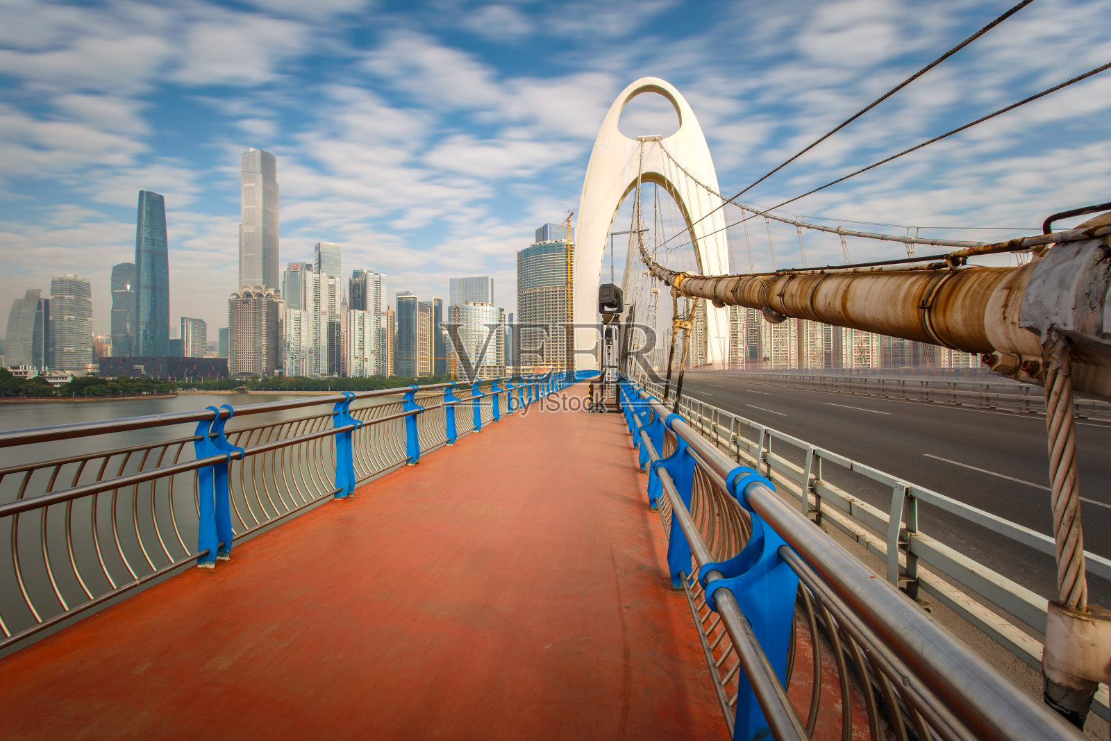 现代珠江大桥和现代金融大厦照片摄影图片