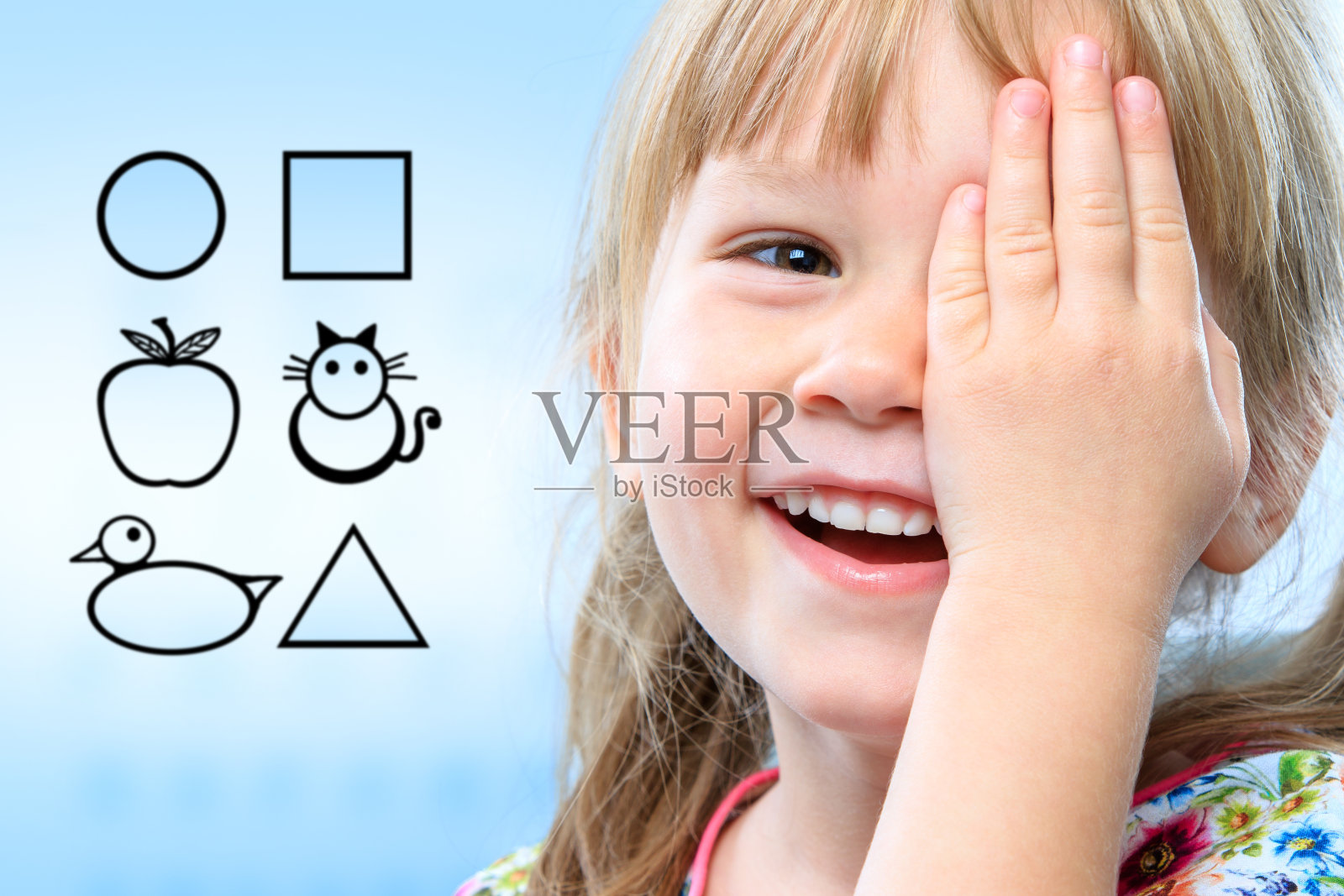 孩子用符号测试视力。照片摄影图片