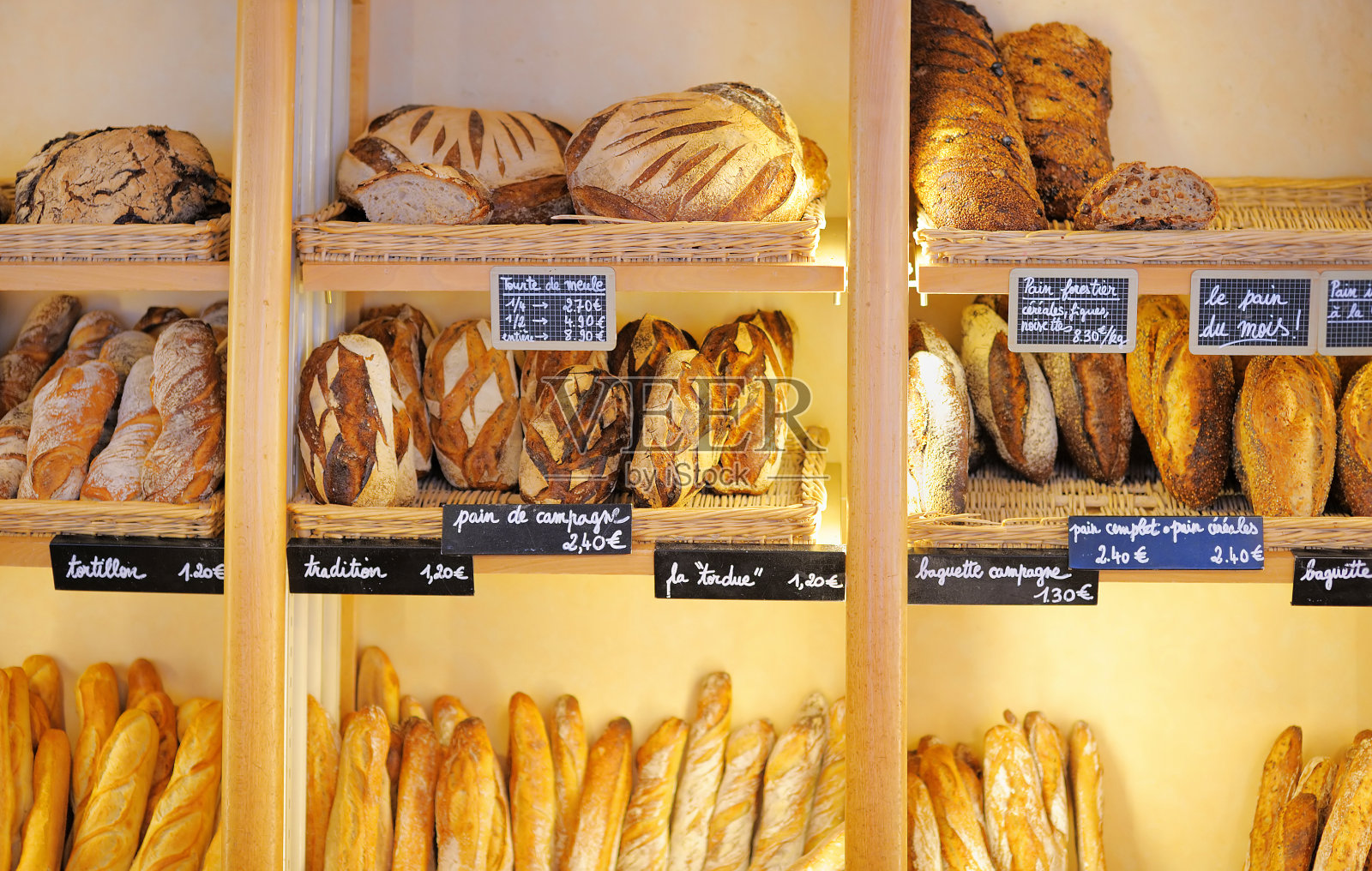 法国面包房新鲜出炉的面包照片摄影图片