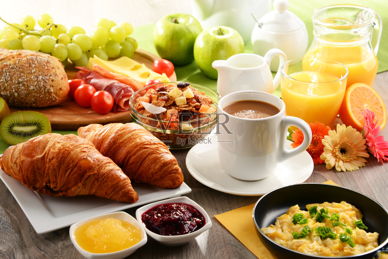 早餐有咖啡、果汁、鸡蛋和小面包照片摄影图片