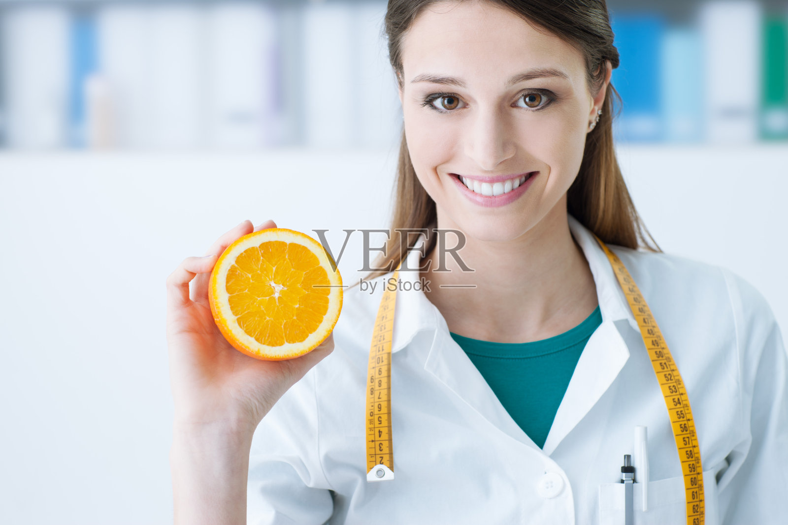 营养学家拿着切片橙子照片摄影图片