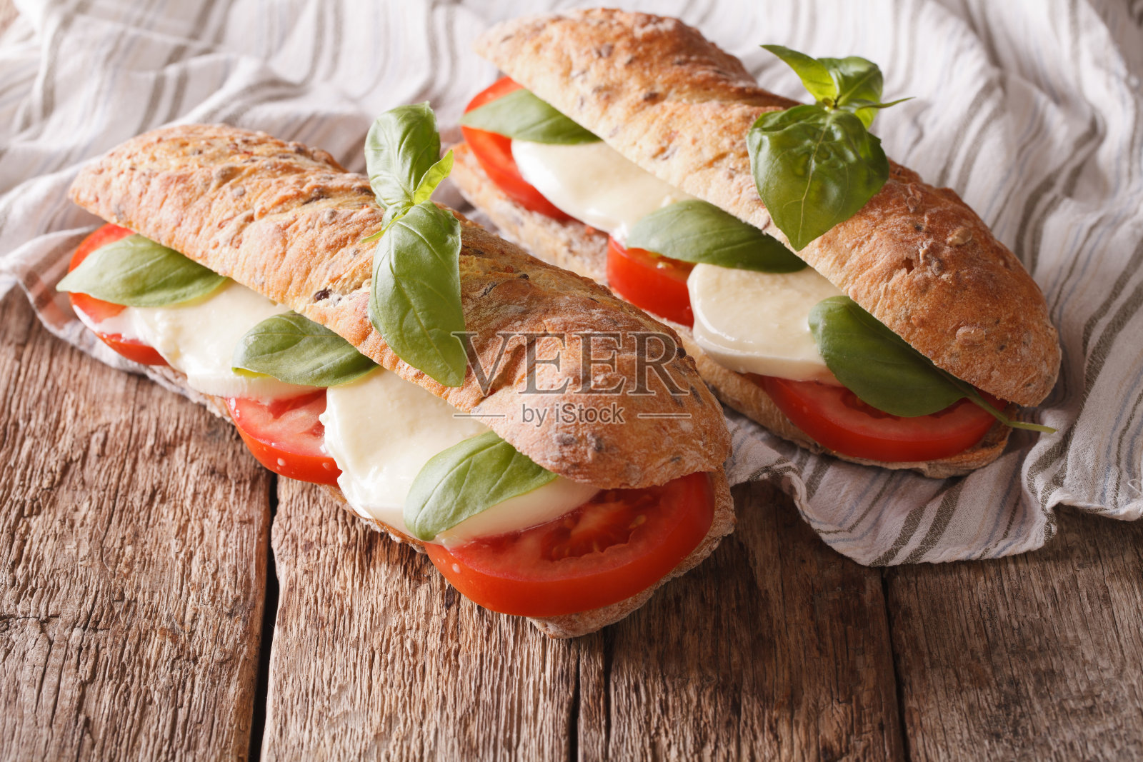意大利三明治配新鲜番茄，马苏里拉芝士和罗勒照片摄影图片