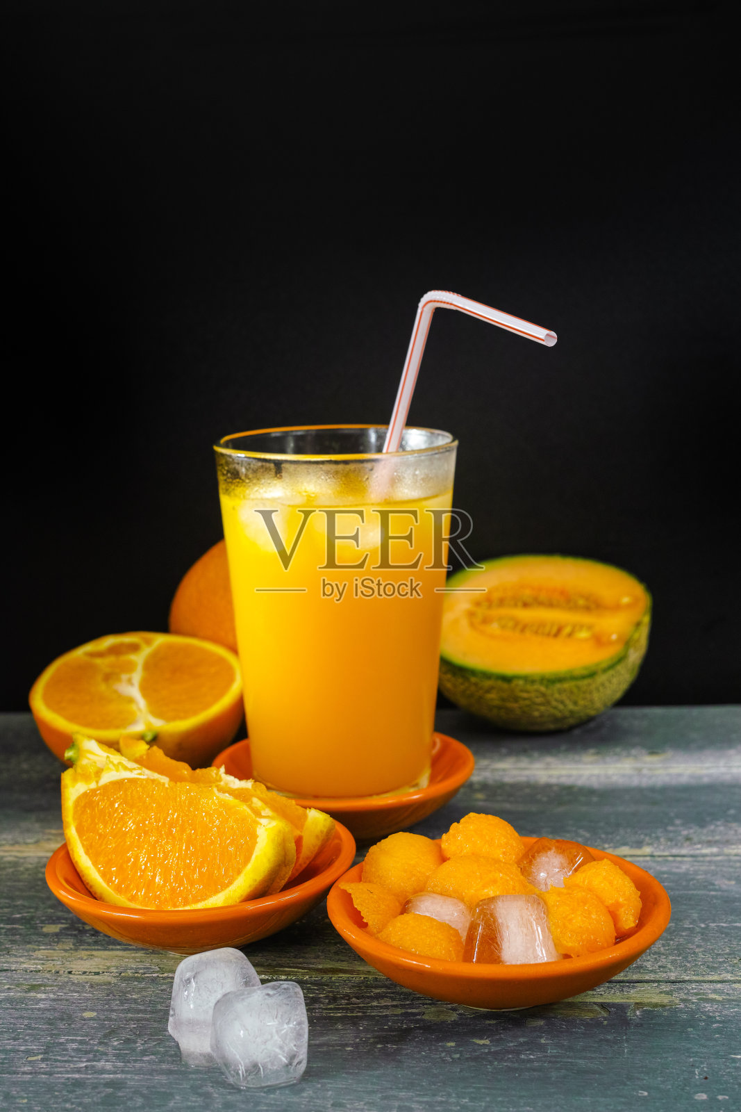 杯中有新鲜的冰瓜橙汁和新鲜水果照片摄影图片