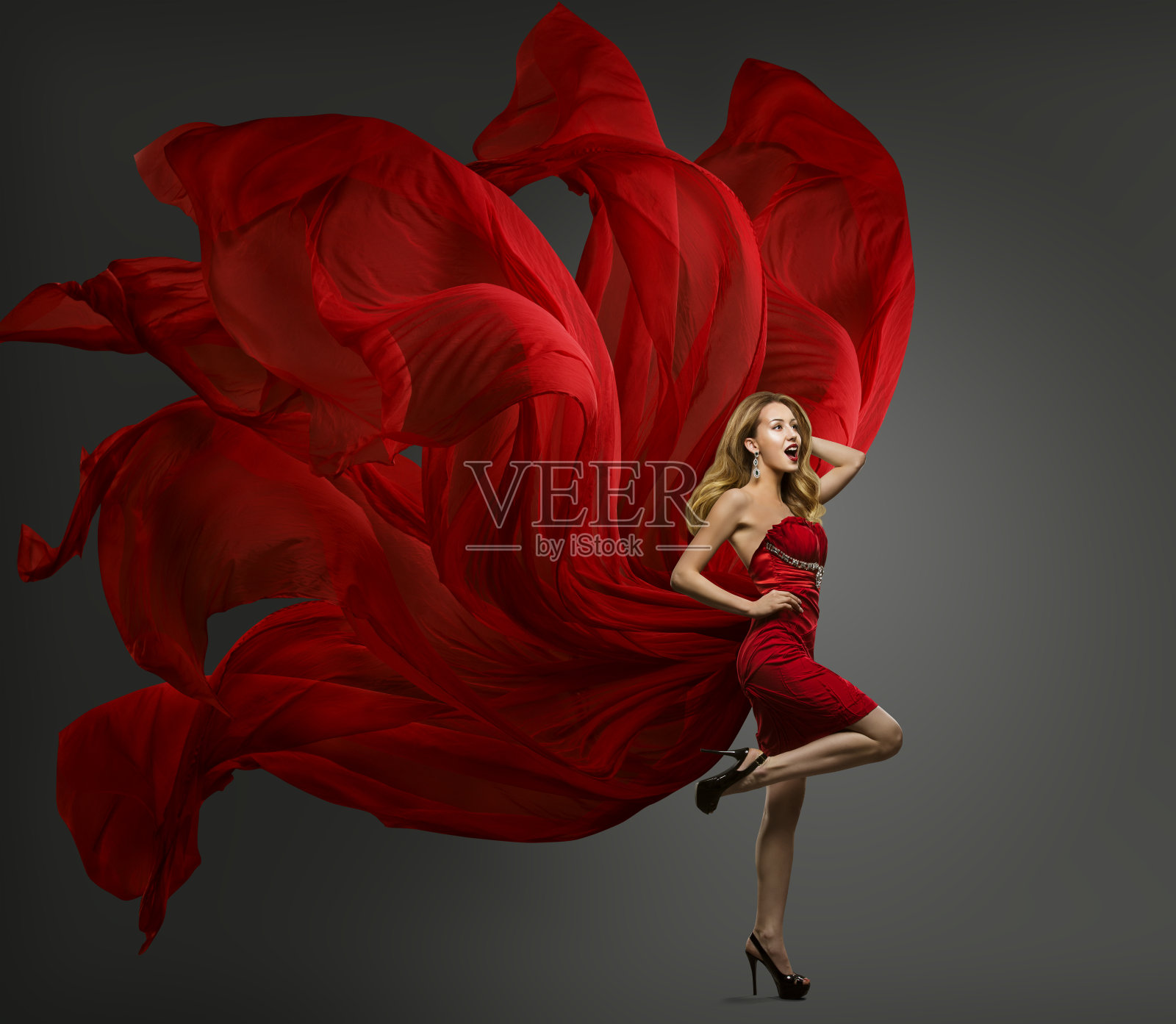 时装模特红色连衣裙，女人跳舞飞舞的织物照片摄影图片