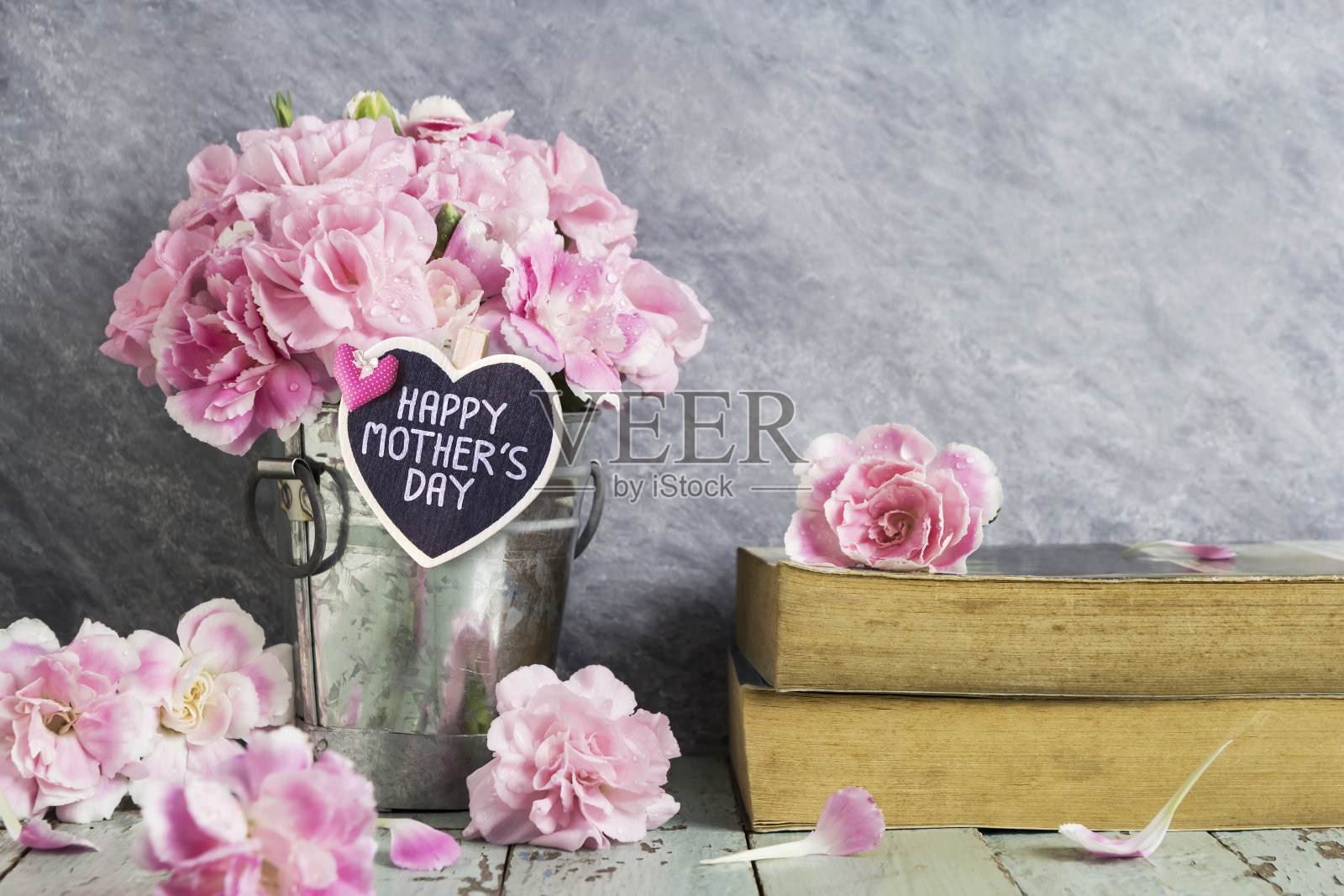母亲节快乐信木心和粉红色康乃馨照片摄影图片