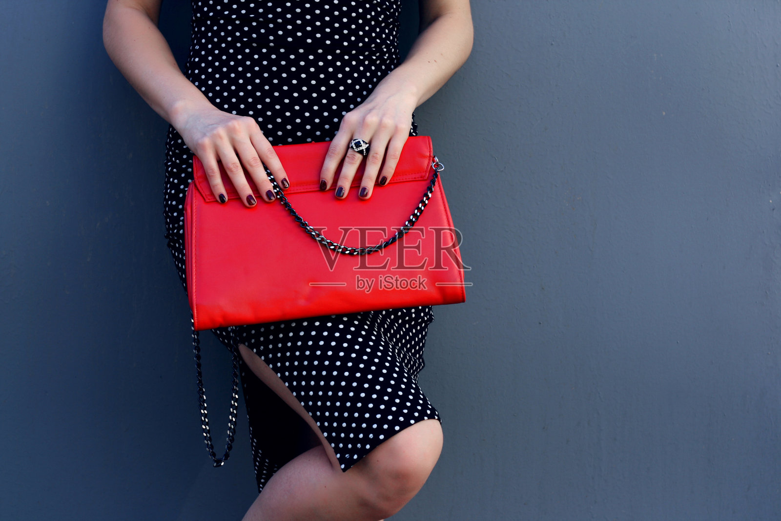 时尚时尚的年轻女子与红色手包在手照片摄影图片
