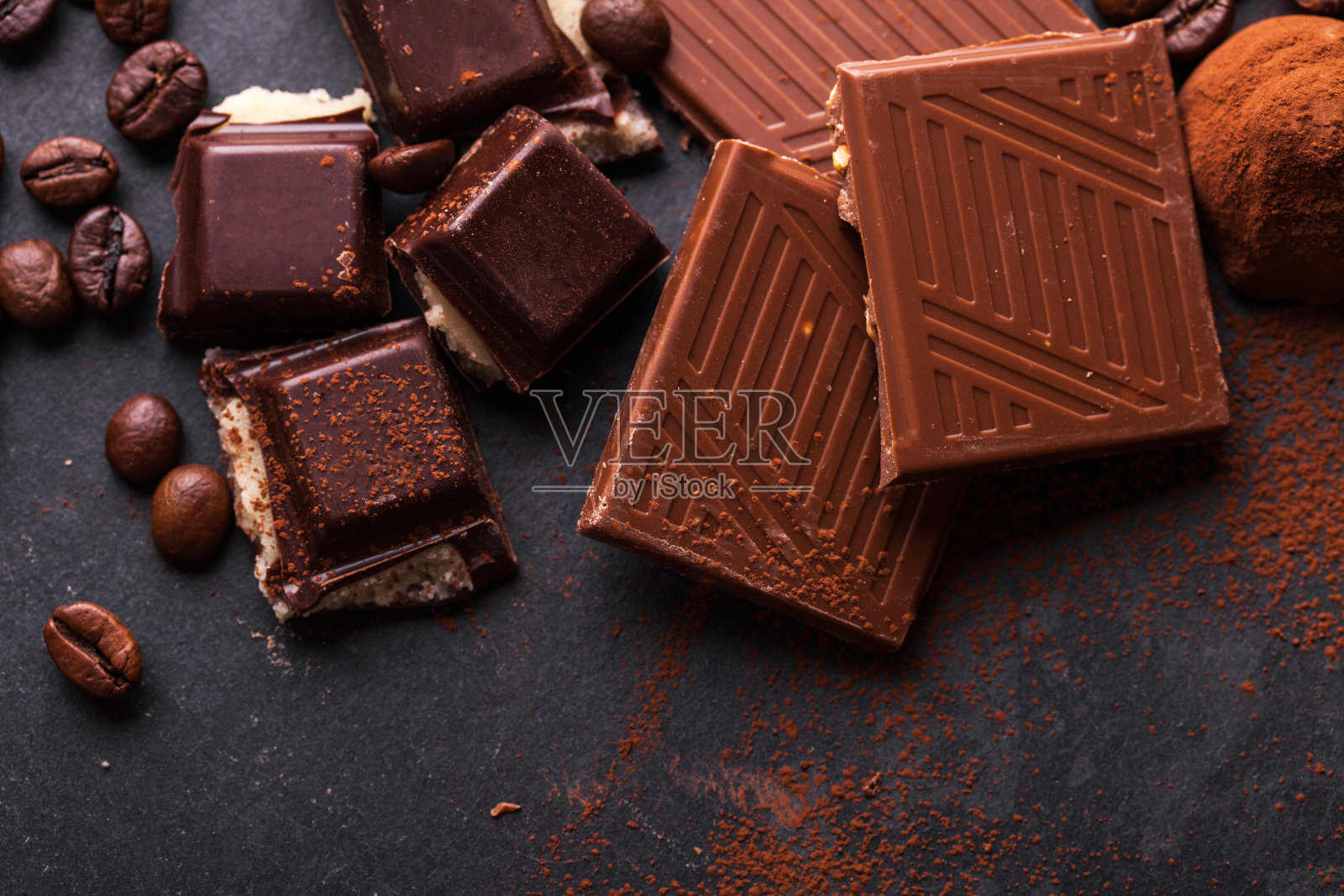 美味的巧克力和香料在黑色的背景。照片摄影图片