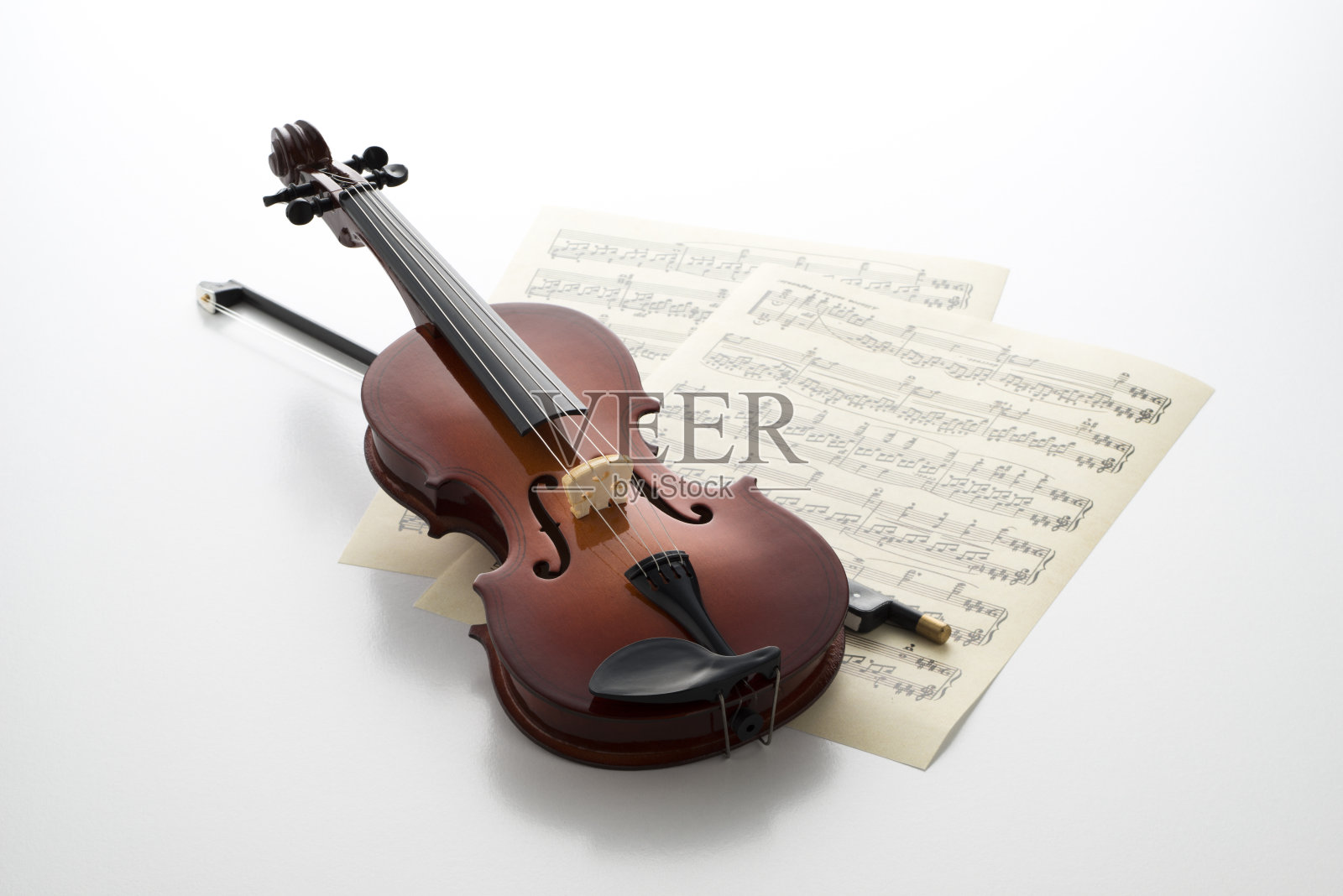 白色背景上的小玩具小提琴照片摄影图片