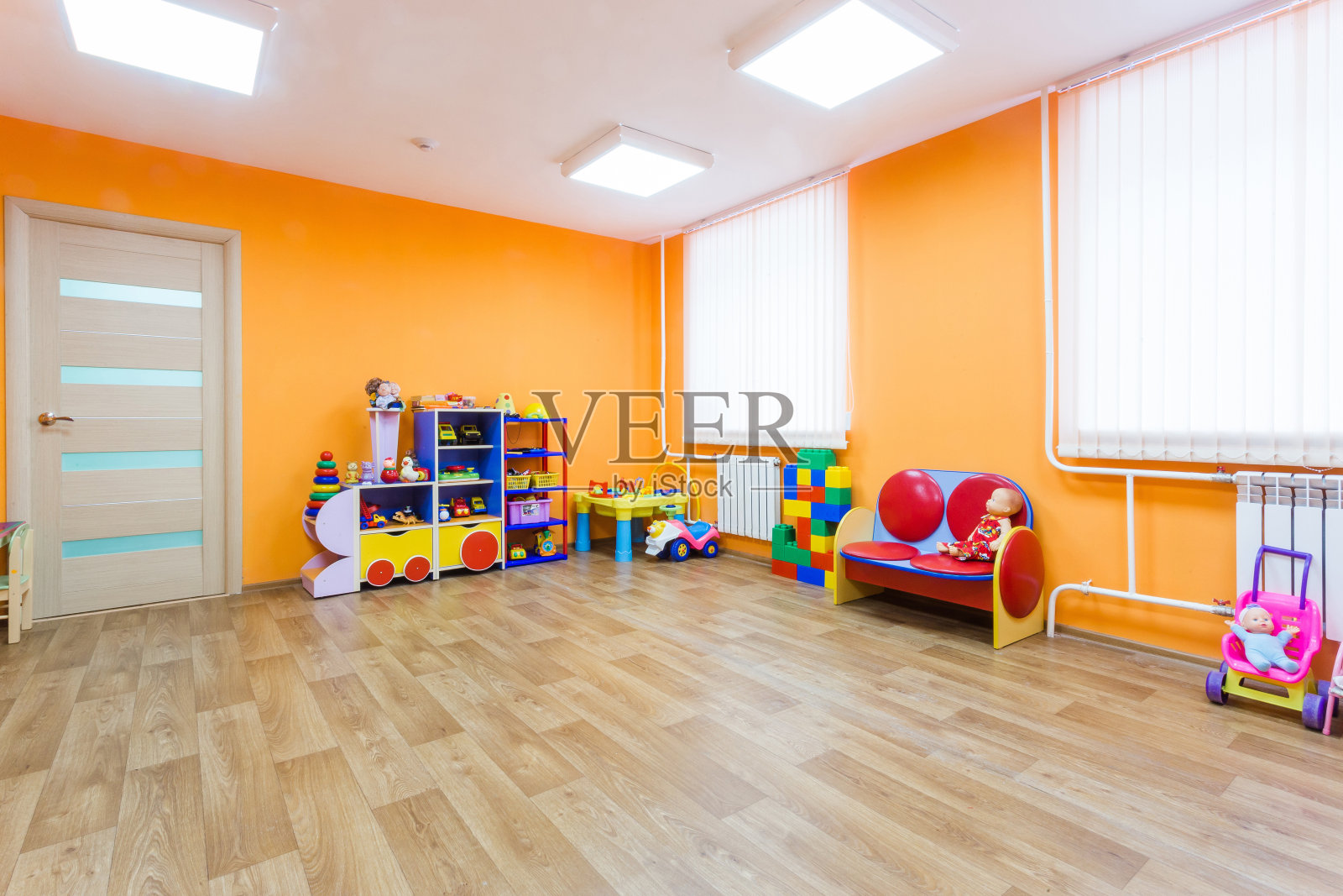 幼儿园的橘色游戏室照片摄影图片