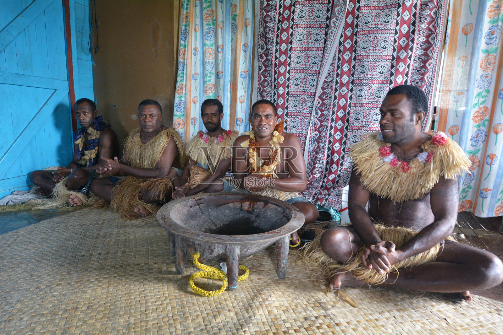 斐济土著男子参加传统的卡瓦仪式照片摄影图片