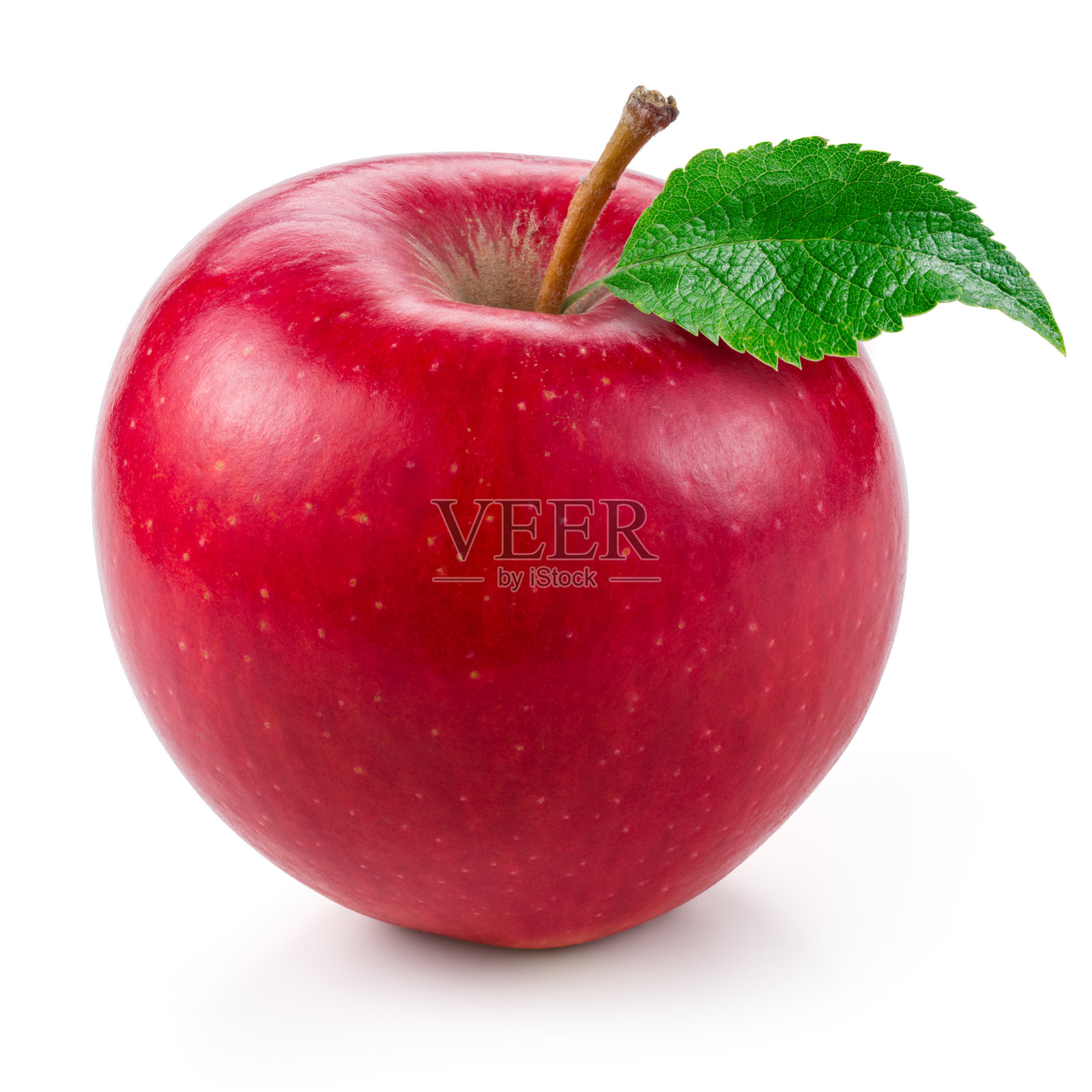 新鲜的红苹果，叶子孤立在白色上。照片摄影图片