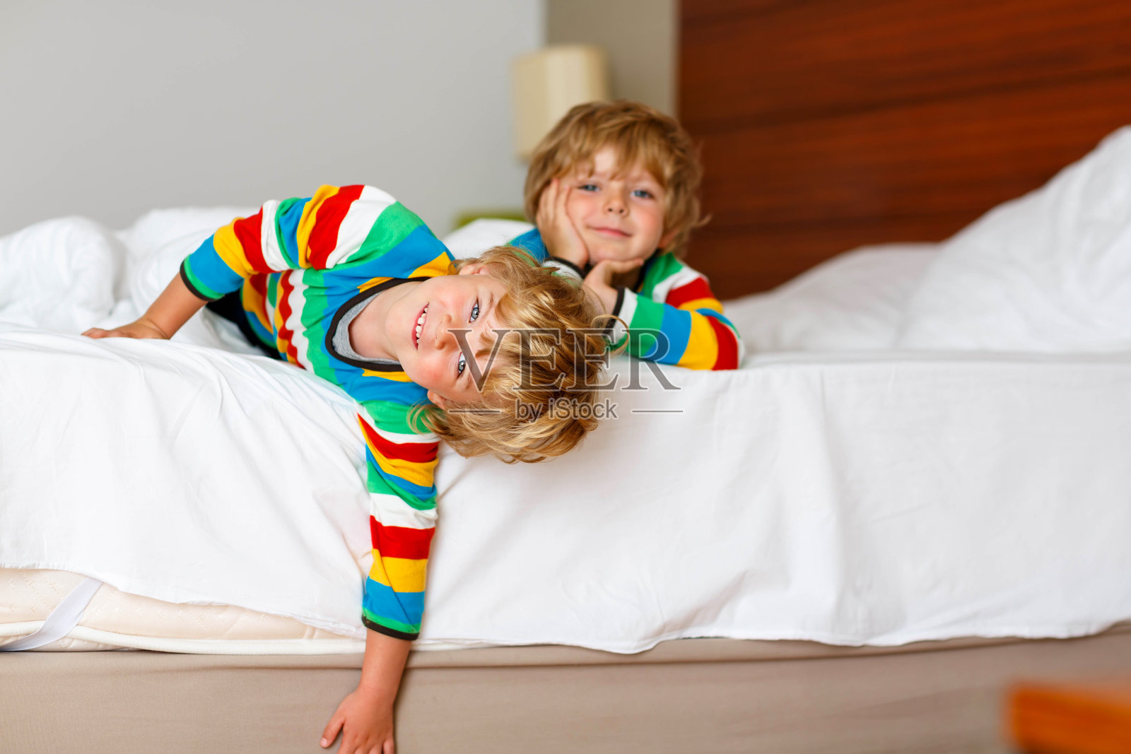 两个小男孩在床上玩得很开心照片摄影图片