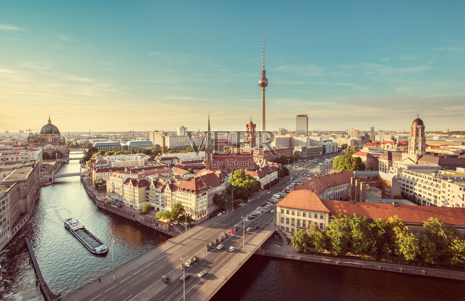德国，柏林和施普雷河的天际线照片摄影图片