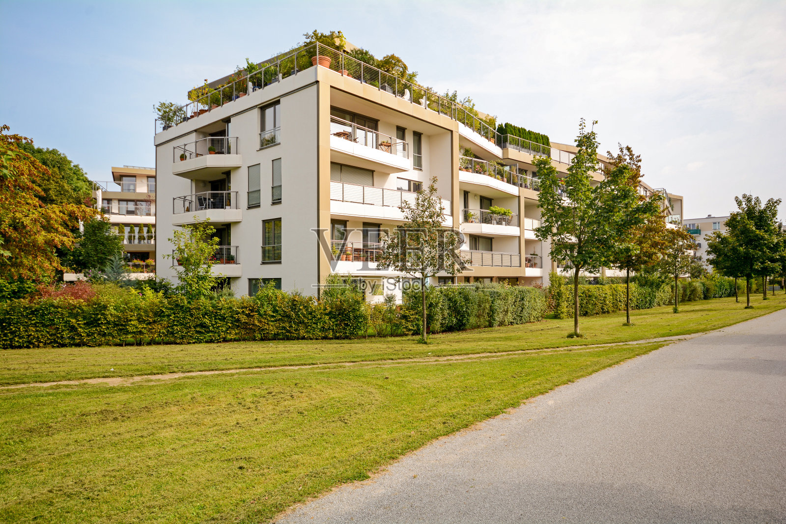现代绿色住宅楼，是城市新公寓的发展照片摄影图片