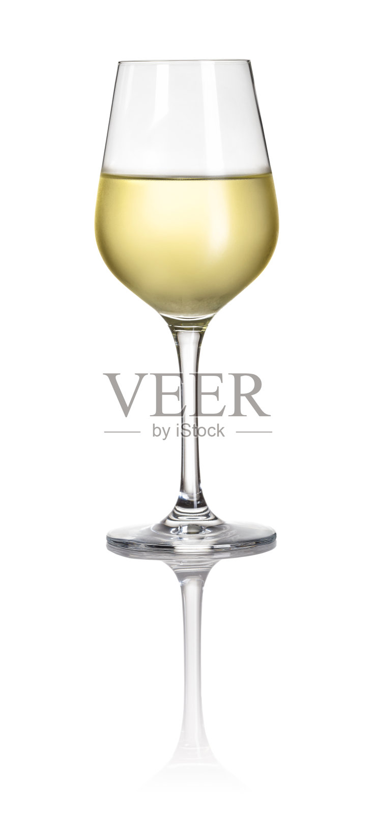 在白色背景上装满白葡萄酒的玻璃杯照片摄影图片