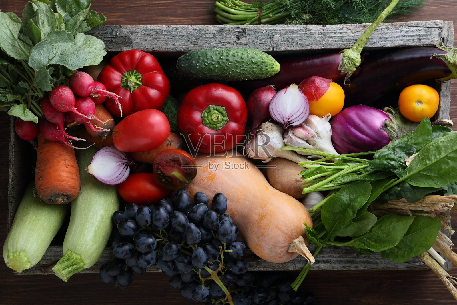 收获的蔬菜在木盒俯视图照片摄影图片