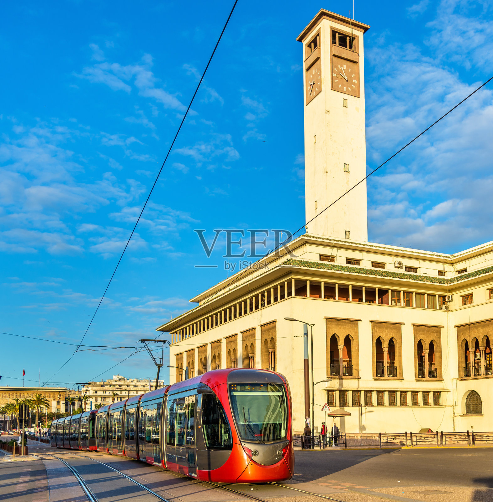摩洛哥卡萨布兰卡街头的有轨电车照片摄影图片