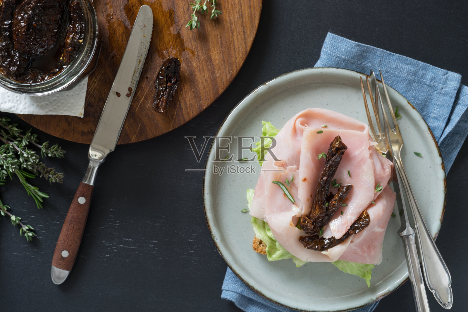 斯堪的纳维亚式露天三明治配沙拉、意大利熏火腿和番茄干照片摄影图片