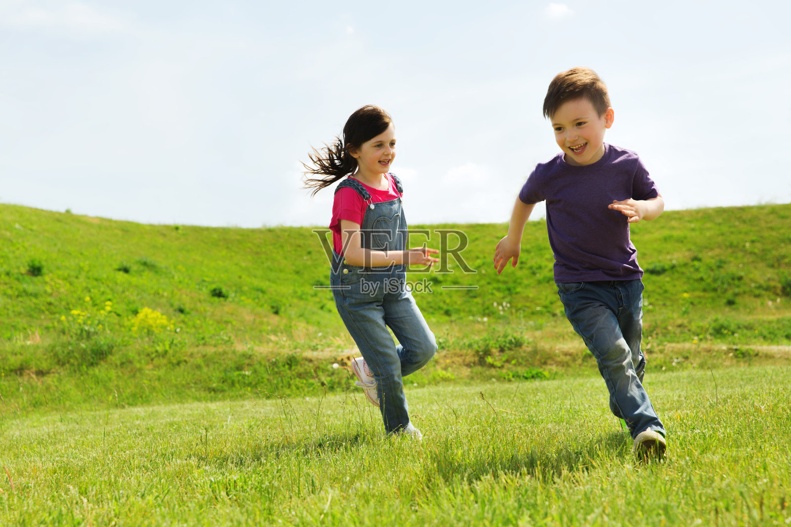 快乐的小男孩和小女孩在户外奔跑照片摄影图片