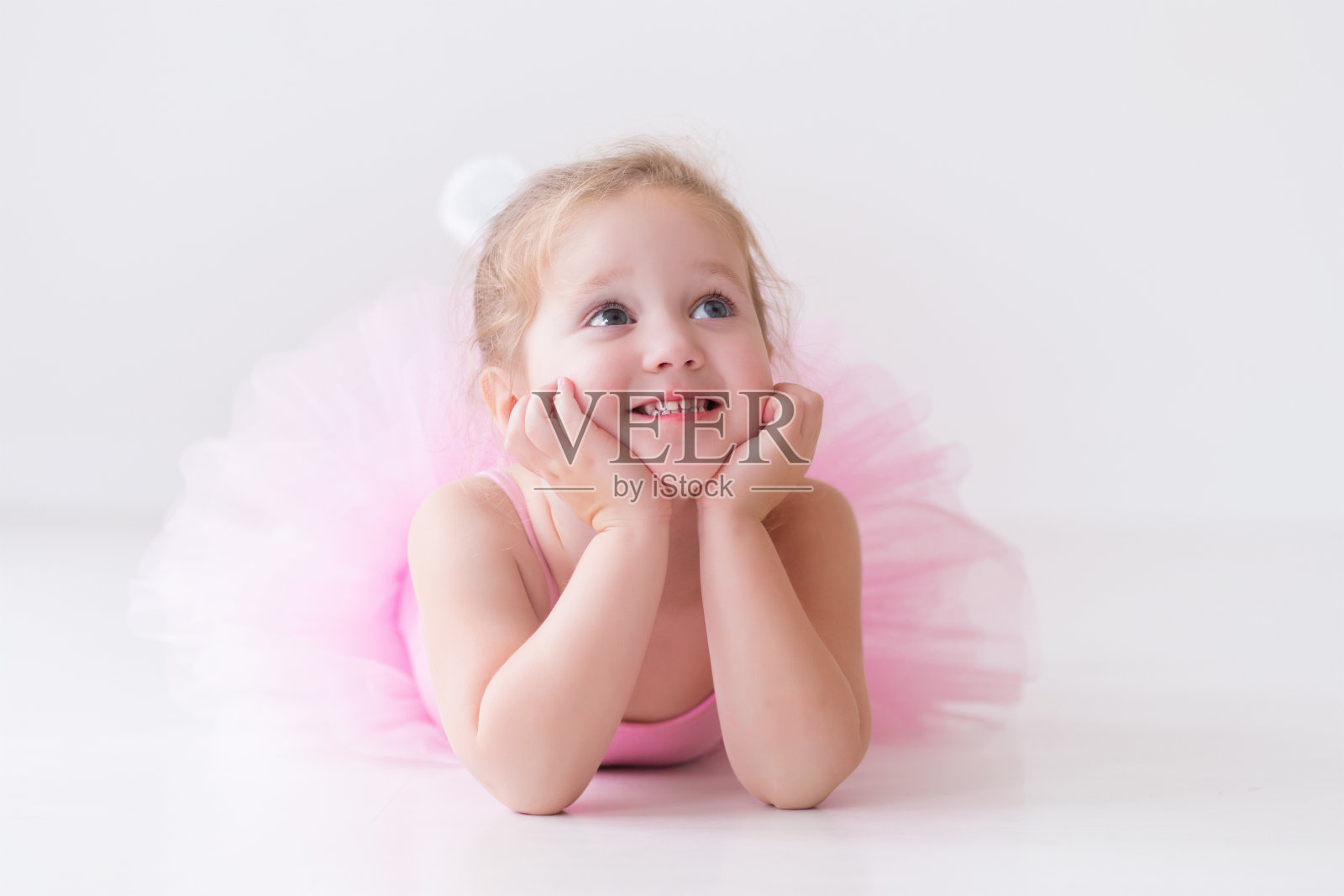 穿着粉色短裙的漂亮芭蕾舞女演员照片摄影图片