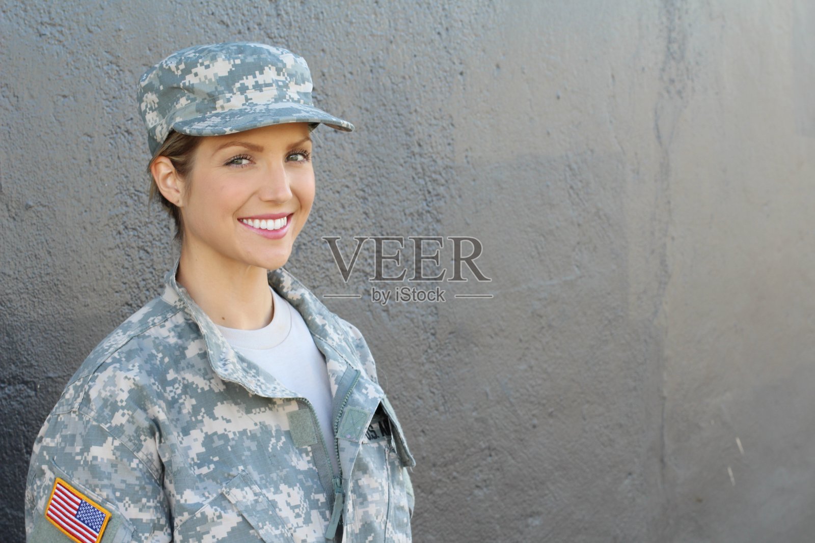 微笑的女兵站在复印空间照片摄影图片