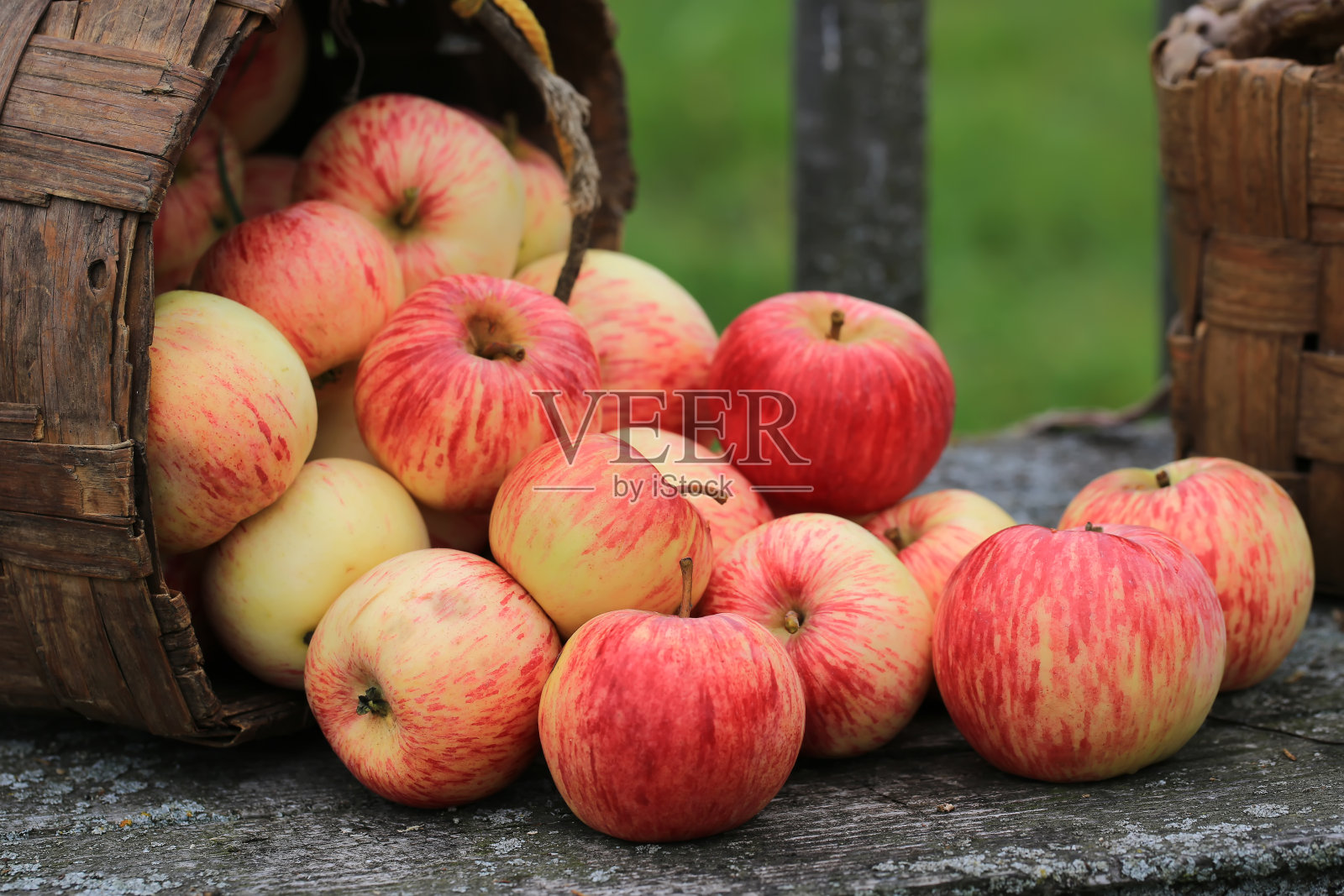 柳条篮子里的苹果复古复古的乡村风格照片摄影图片