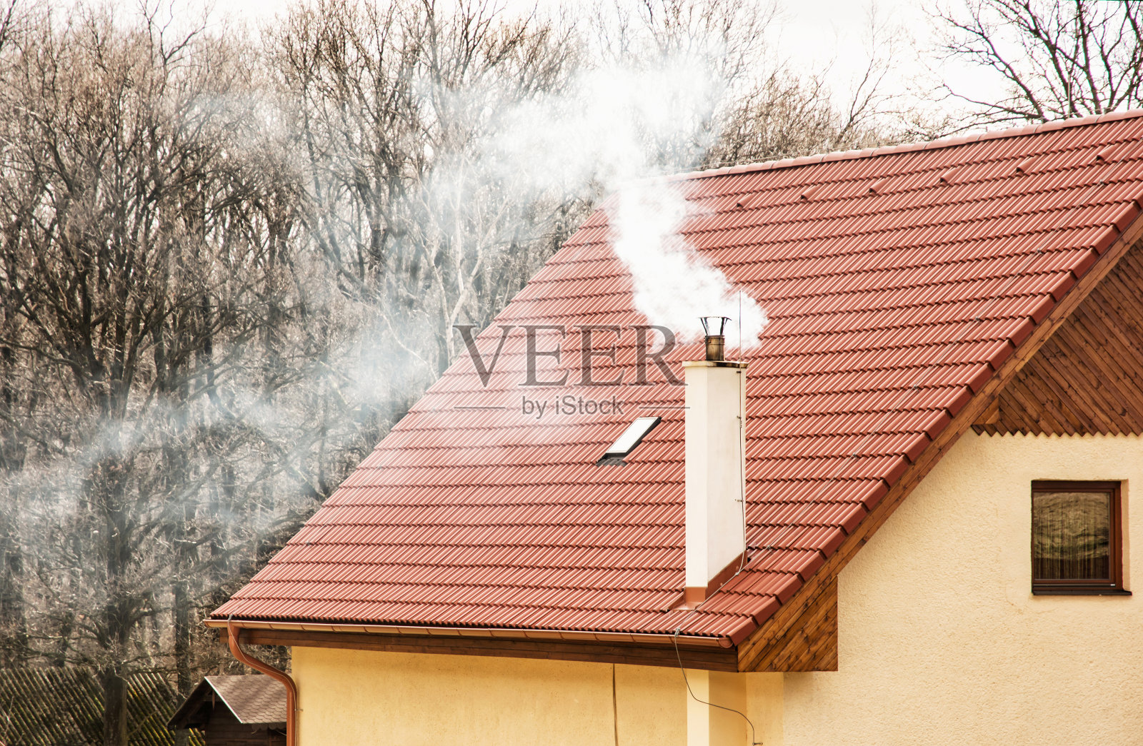 红色的屋顶和冒烟的烟囱照片摄影图片