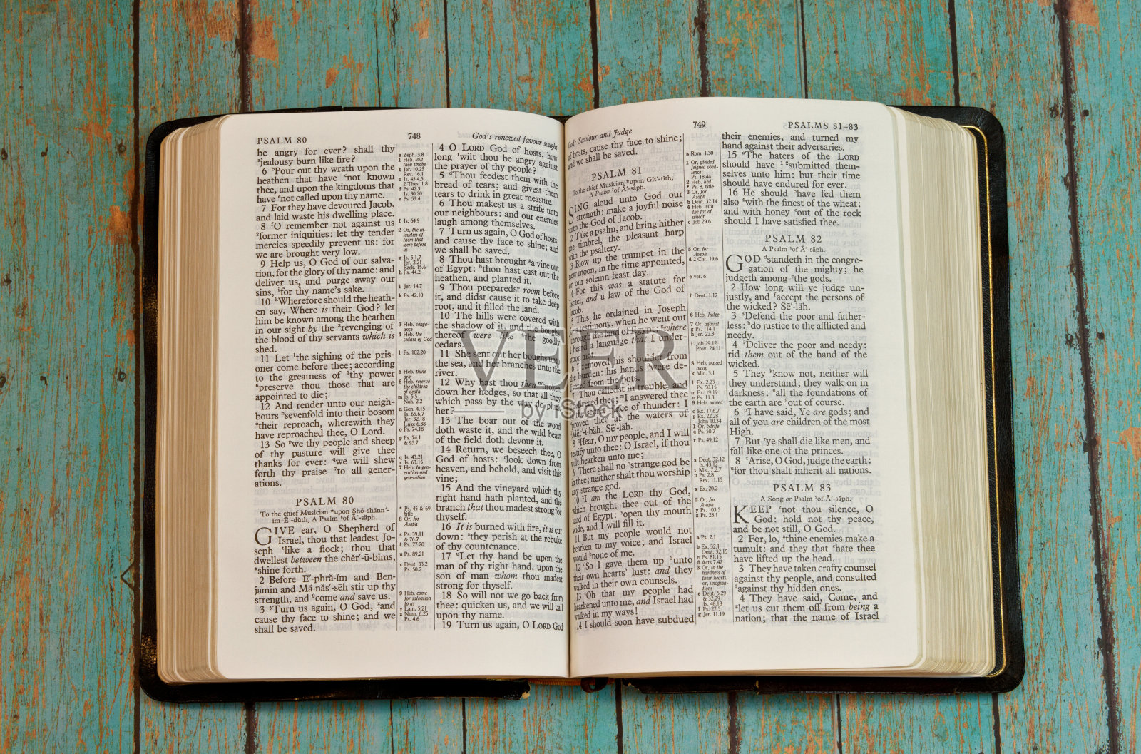 圣经以木板为背景，打开成赞美诗照片摄影图片