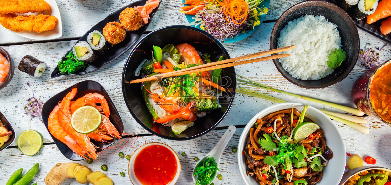 亚洲食物盛在木桌上，俯视图照片摄影图片