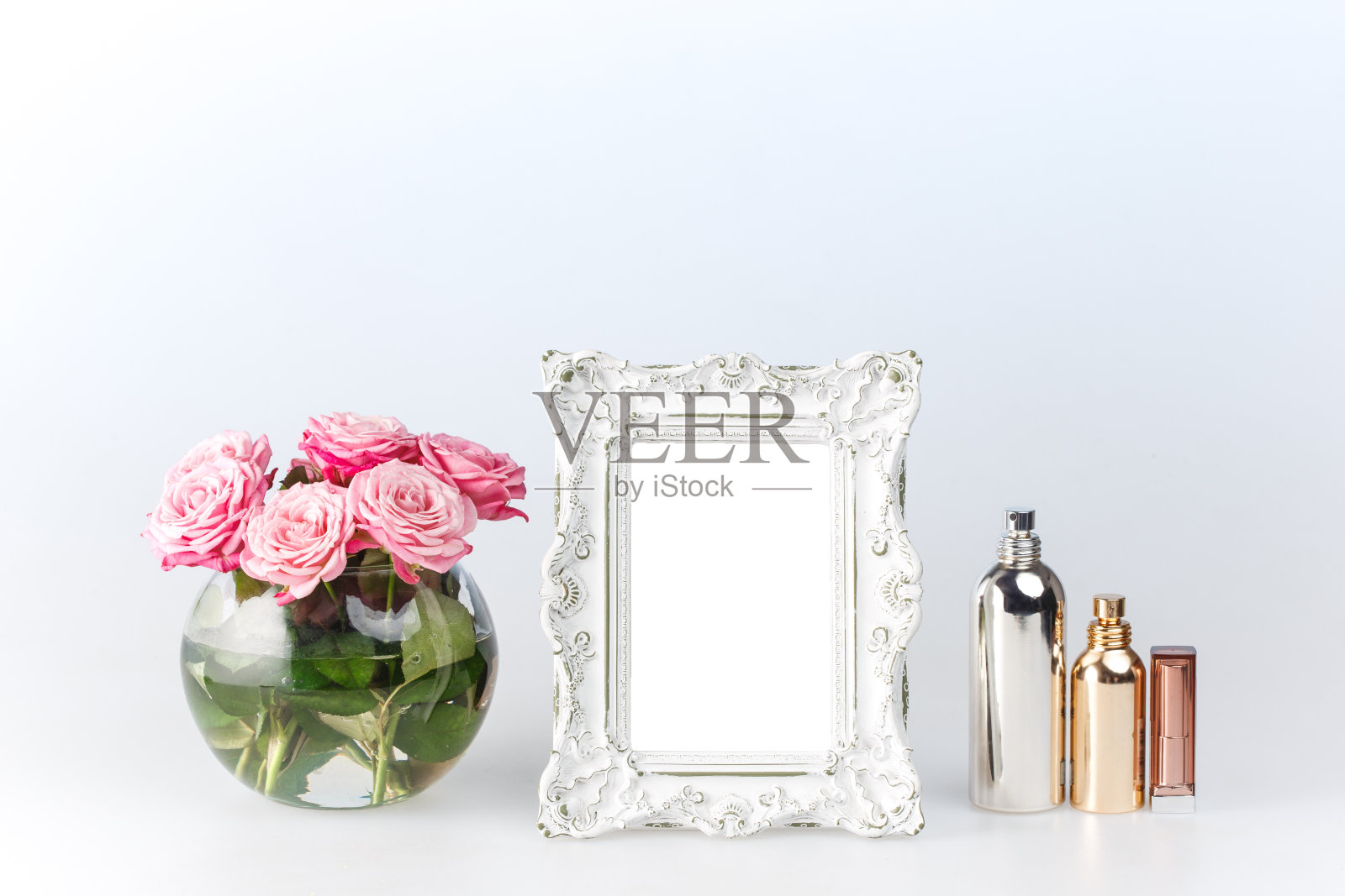 花，花瓶和古董框在白色照片摄影图片