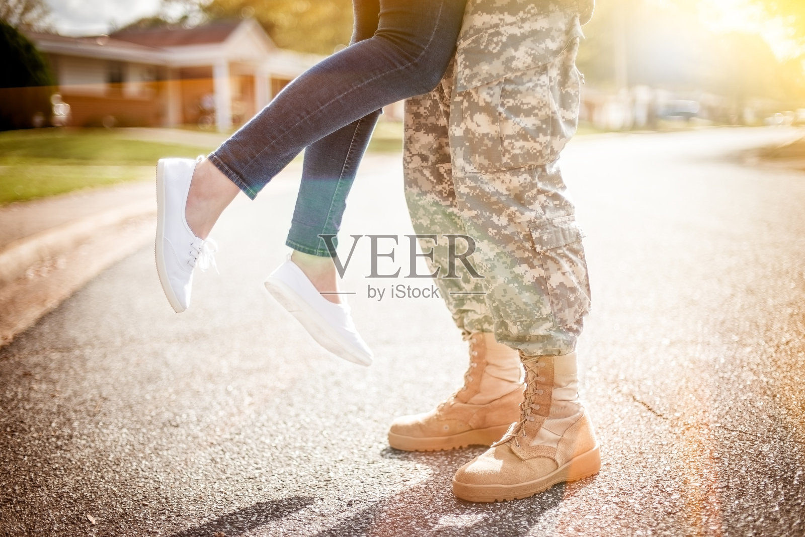 年轻的军人夫妇互相亲吻，回家的概念，wa照片摄影图片