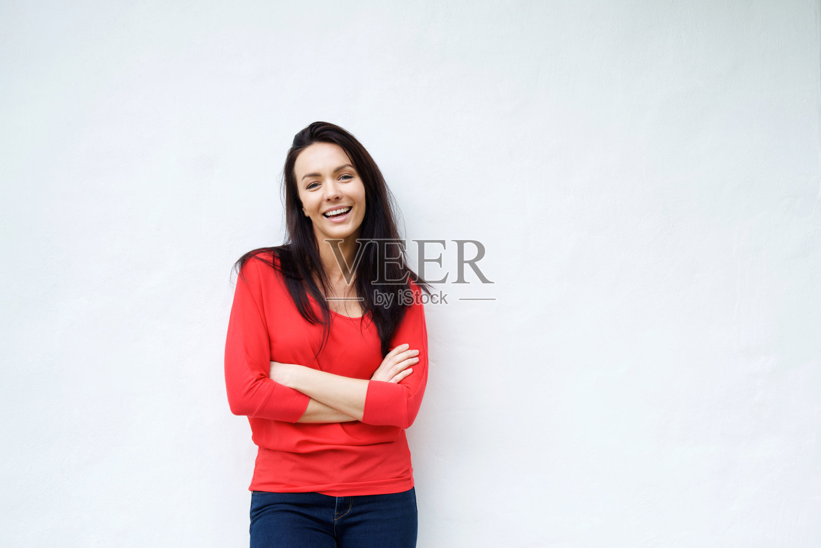 微笑的年轻女子在红色衬衫微笑对白色的背景照片摄影图片