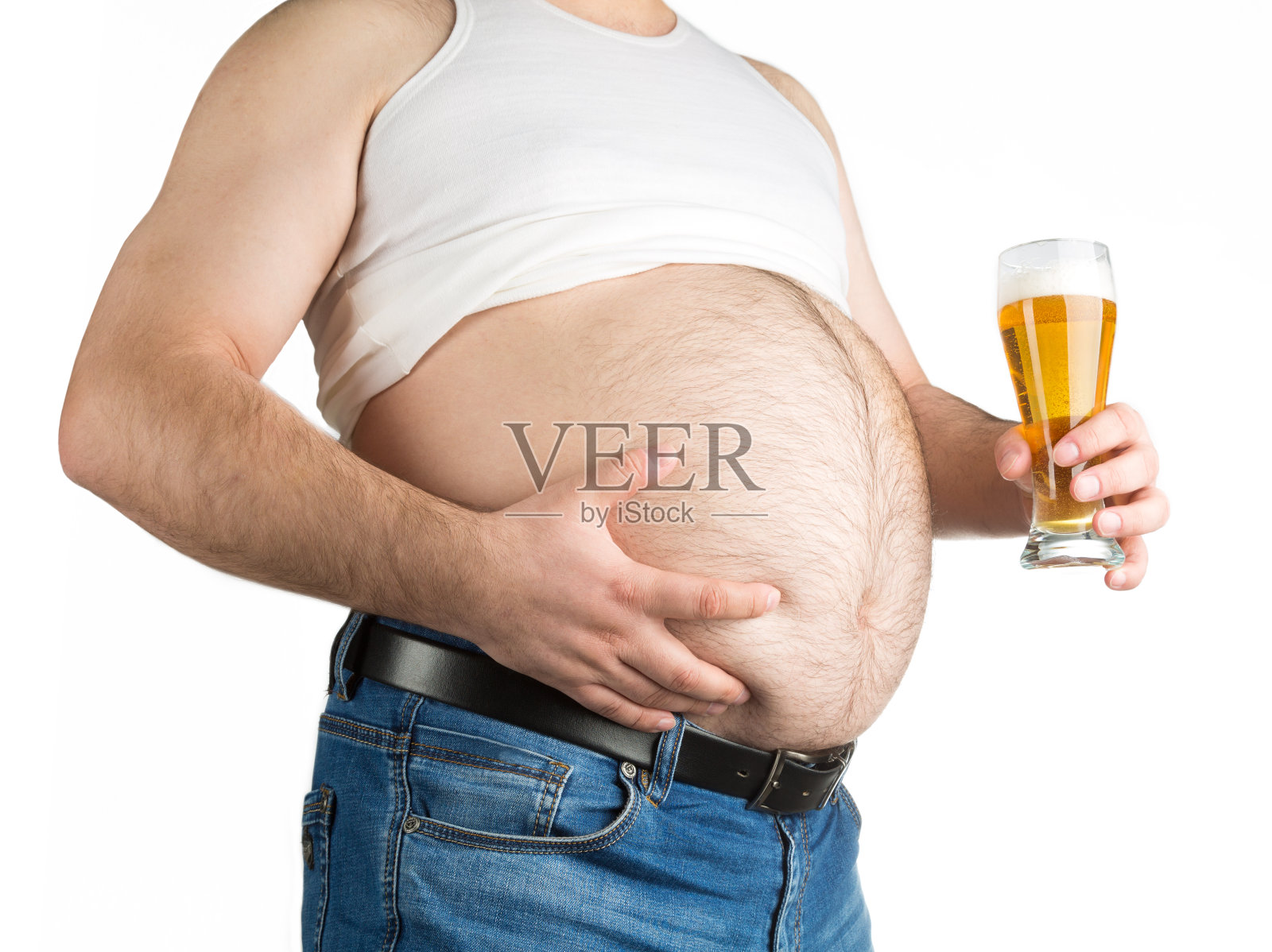 特写肥胖的肚子与啤酒孤立在白色的背景照片摄影图片